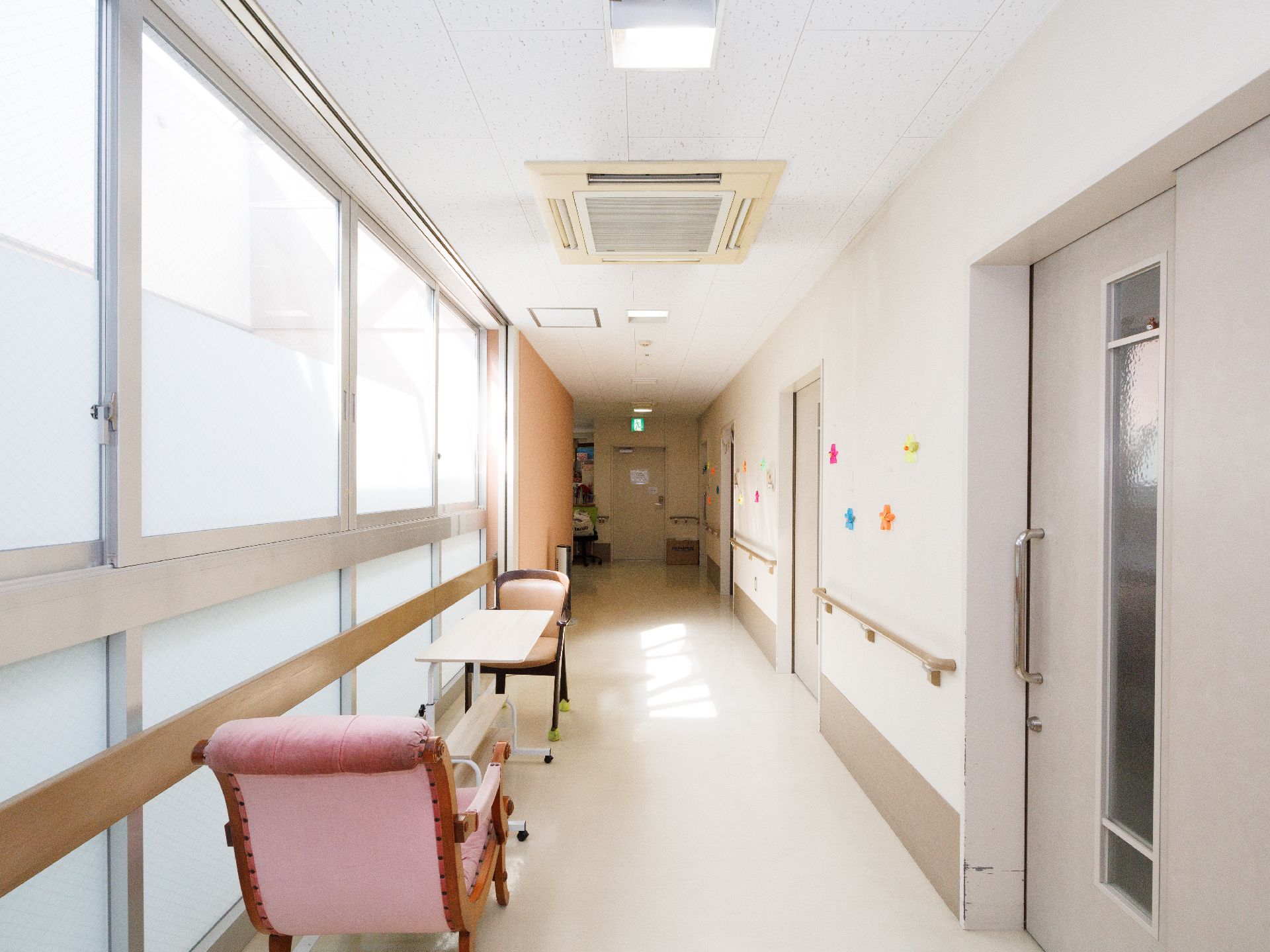 両側に窓と手すりがある廊下