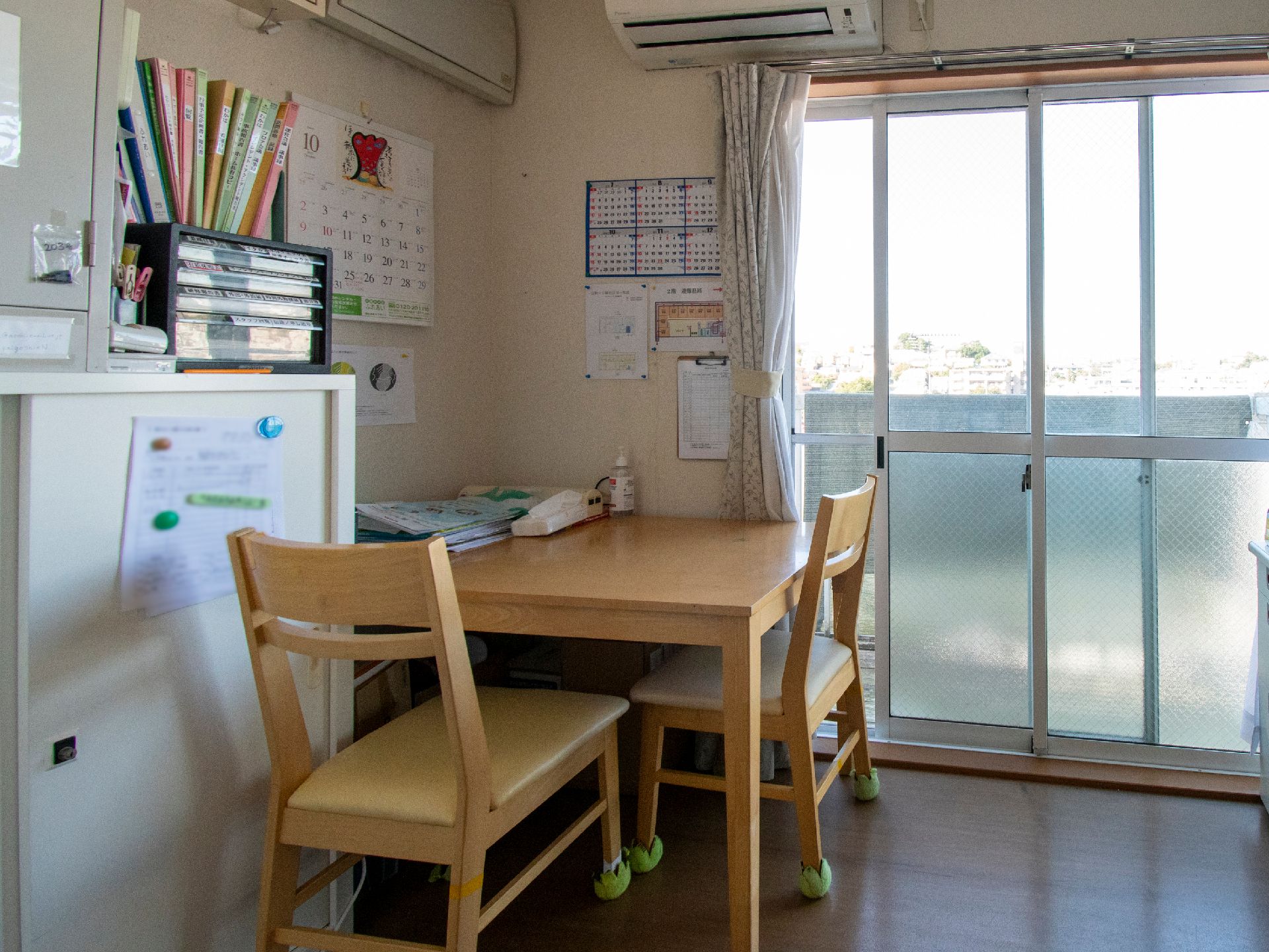 棚の上に書類やカレンダーなどがある施設内