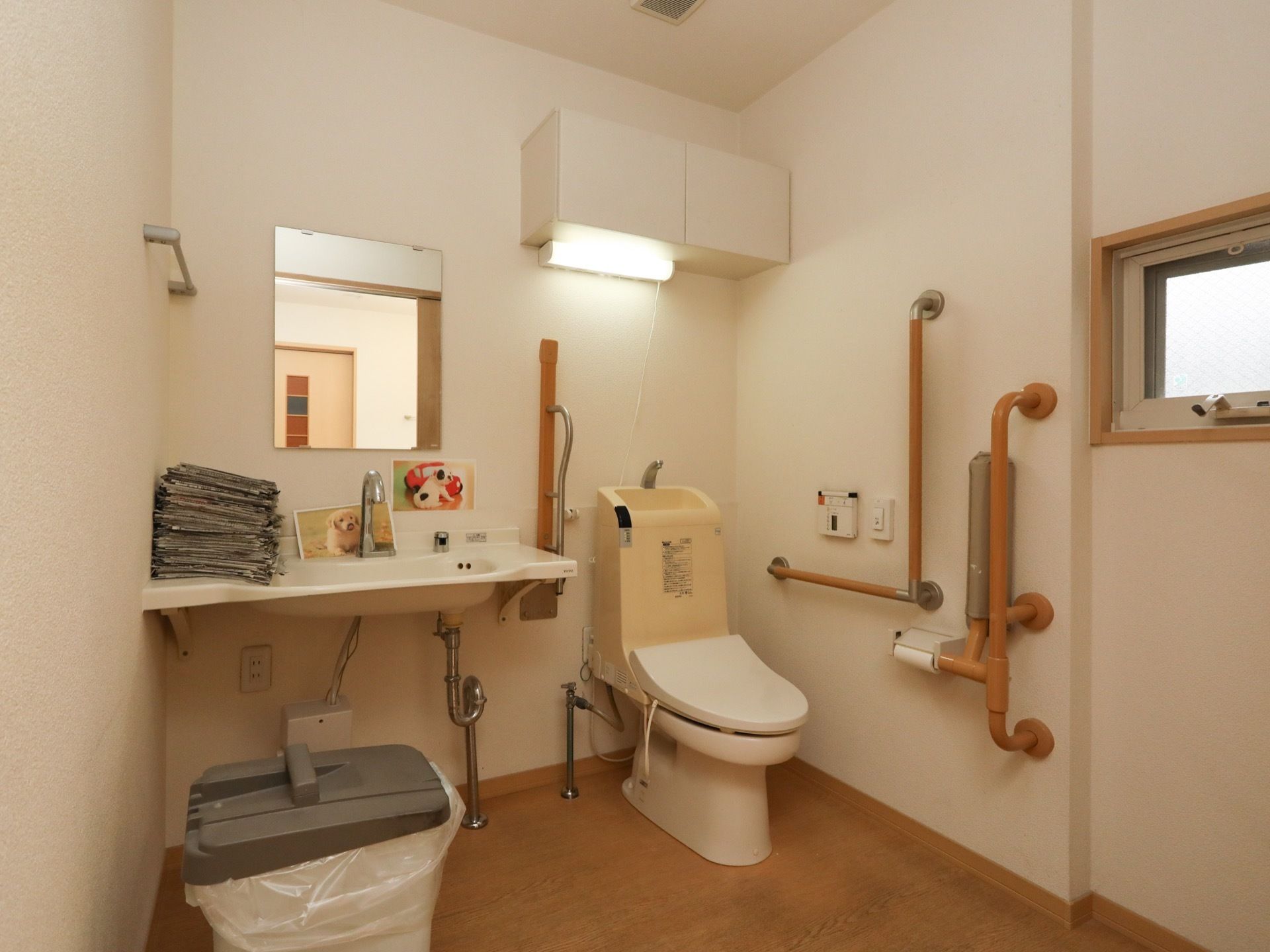 トイレはとても広く、壁にはＩ字型やＬ字型の手すりが取り付けられている。また便座の隣には手洗い場も設置されている。
