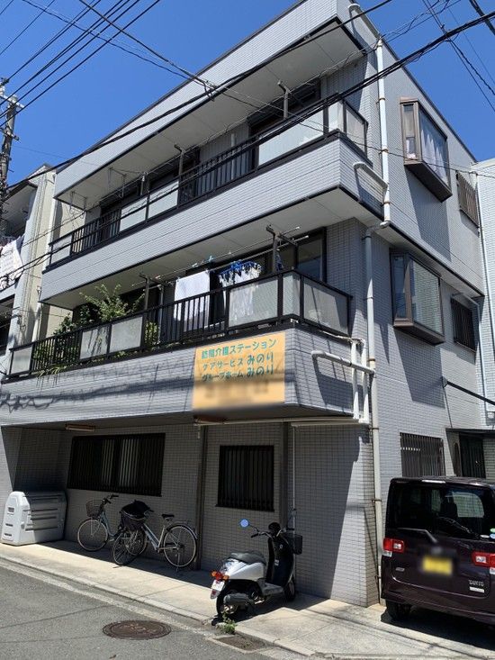 3階建ての建物外観