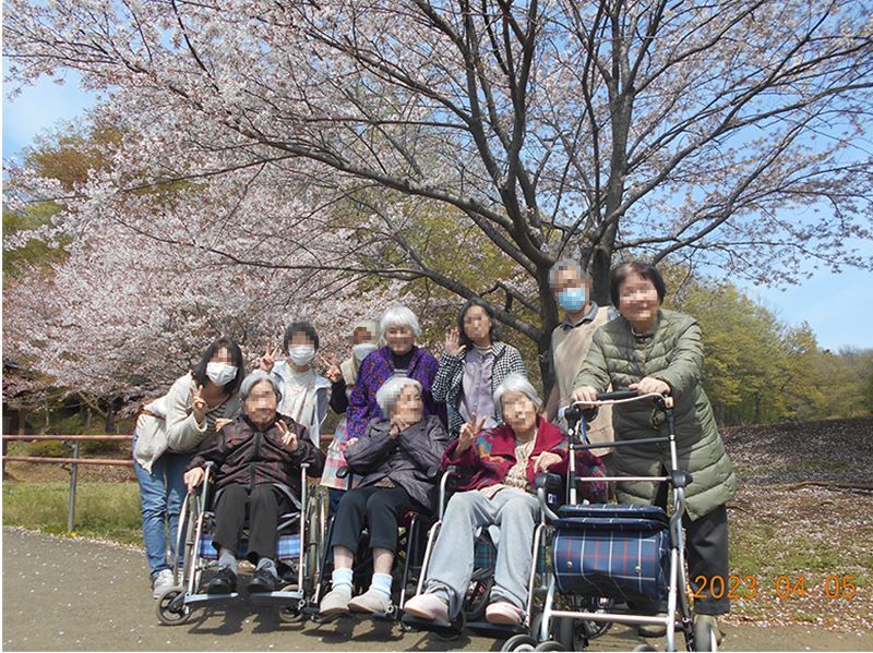 桜の下で笑顔の集合