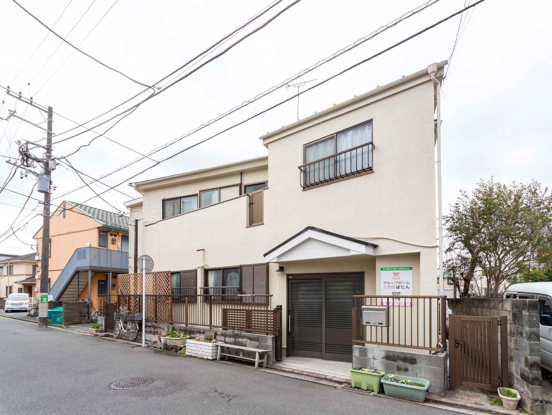 落ち着いた外観の建物