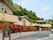 レンガ調の外壁が印象的な建物。建物周辺にはたくさんの木も植えられている。