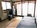 すりガラスがある畳の部屋。テレビや介護用ベッドが置いてある住まい