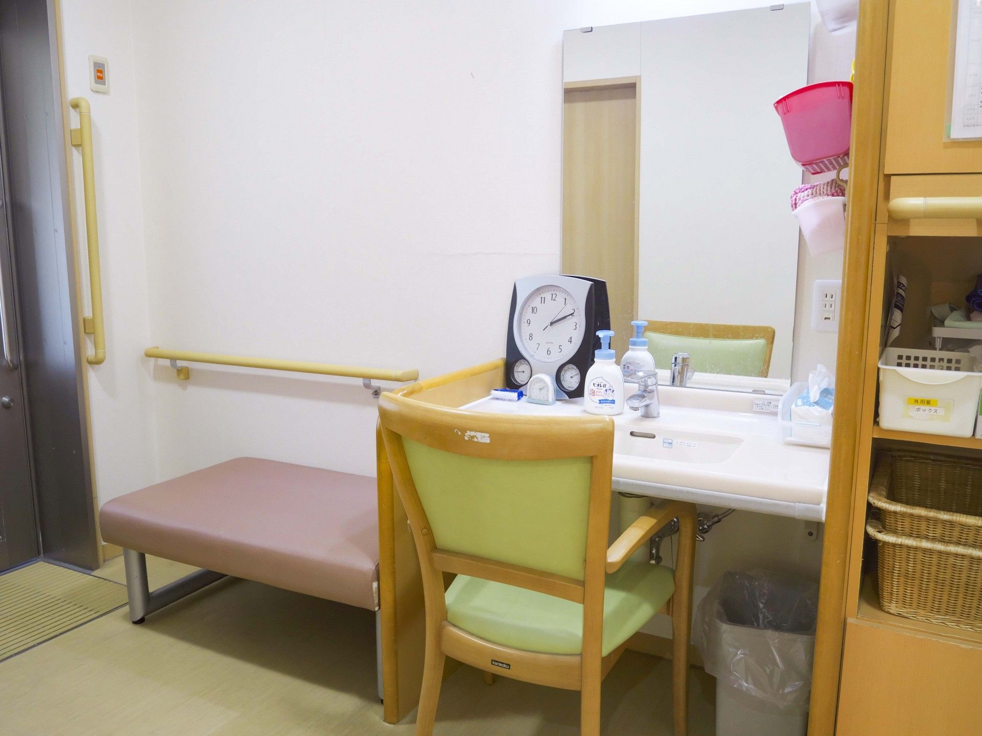 手洗い場と椅子のある部屋