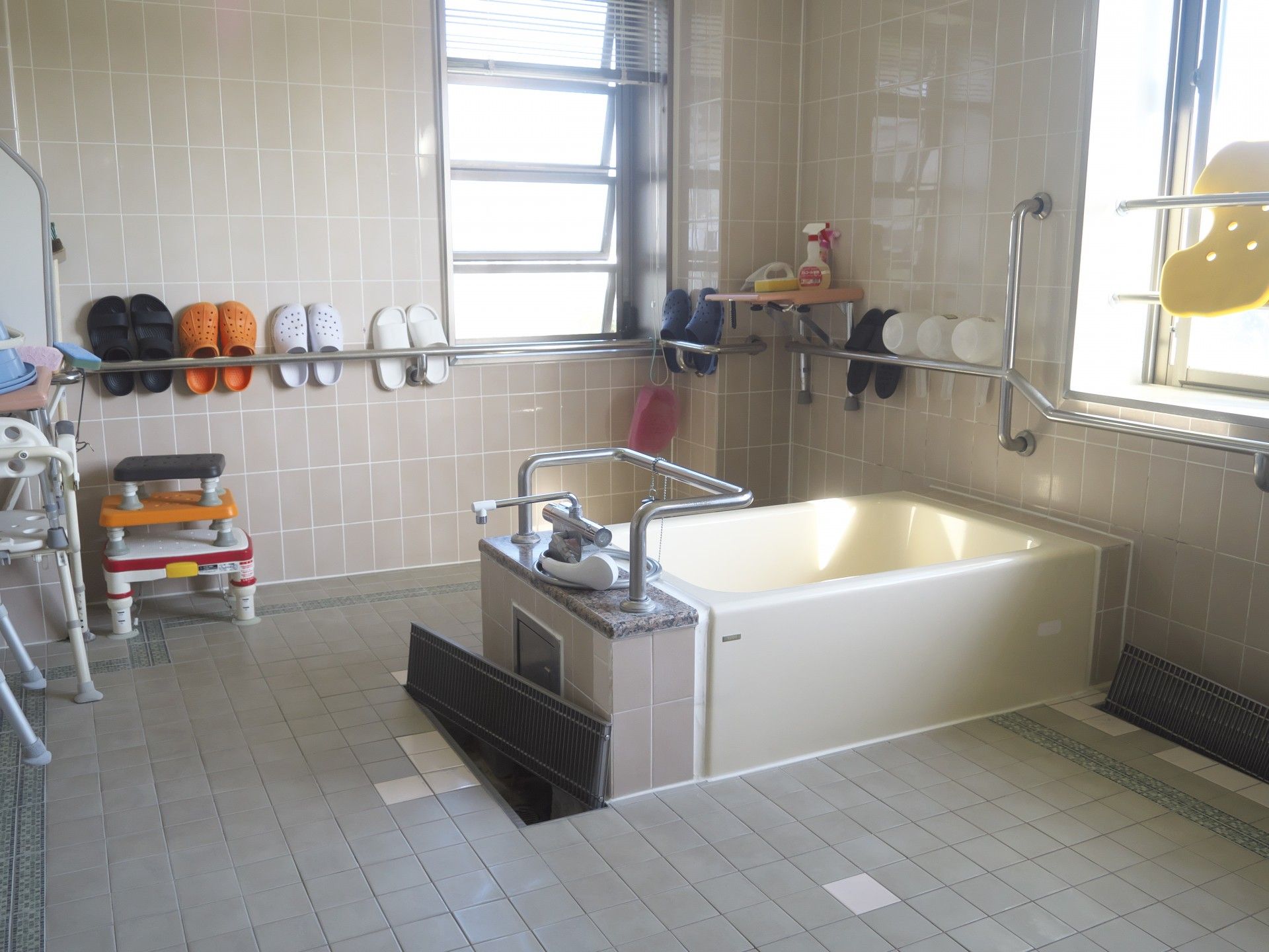 手すり付きの浴室