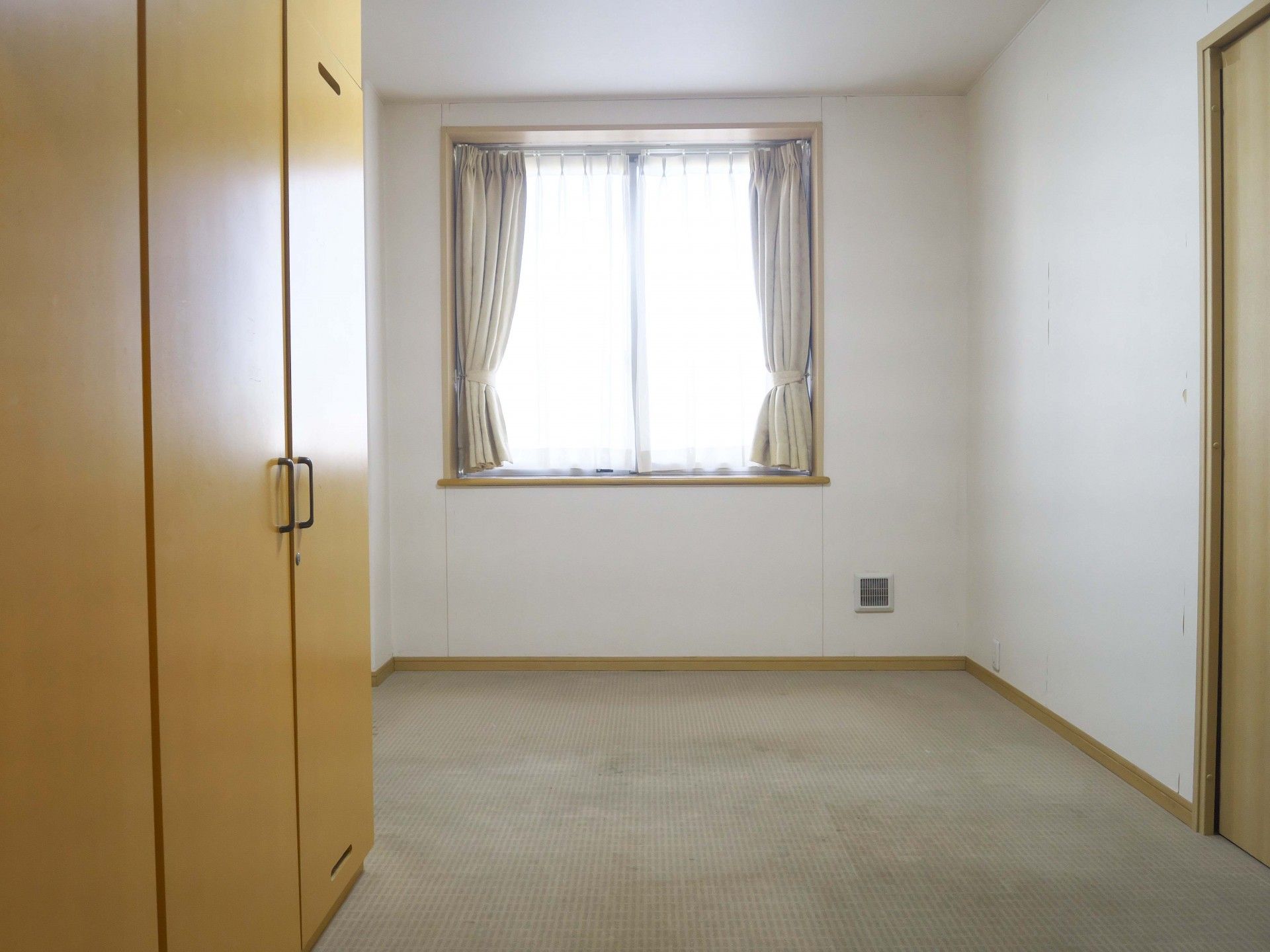 窓際の明るい部屋