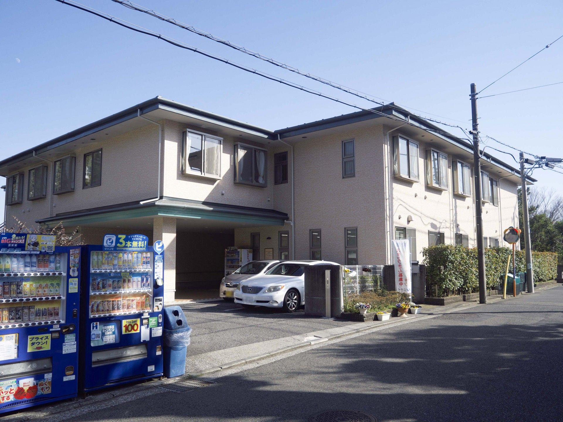 自動販売機と建物の外観