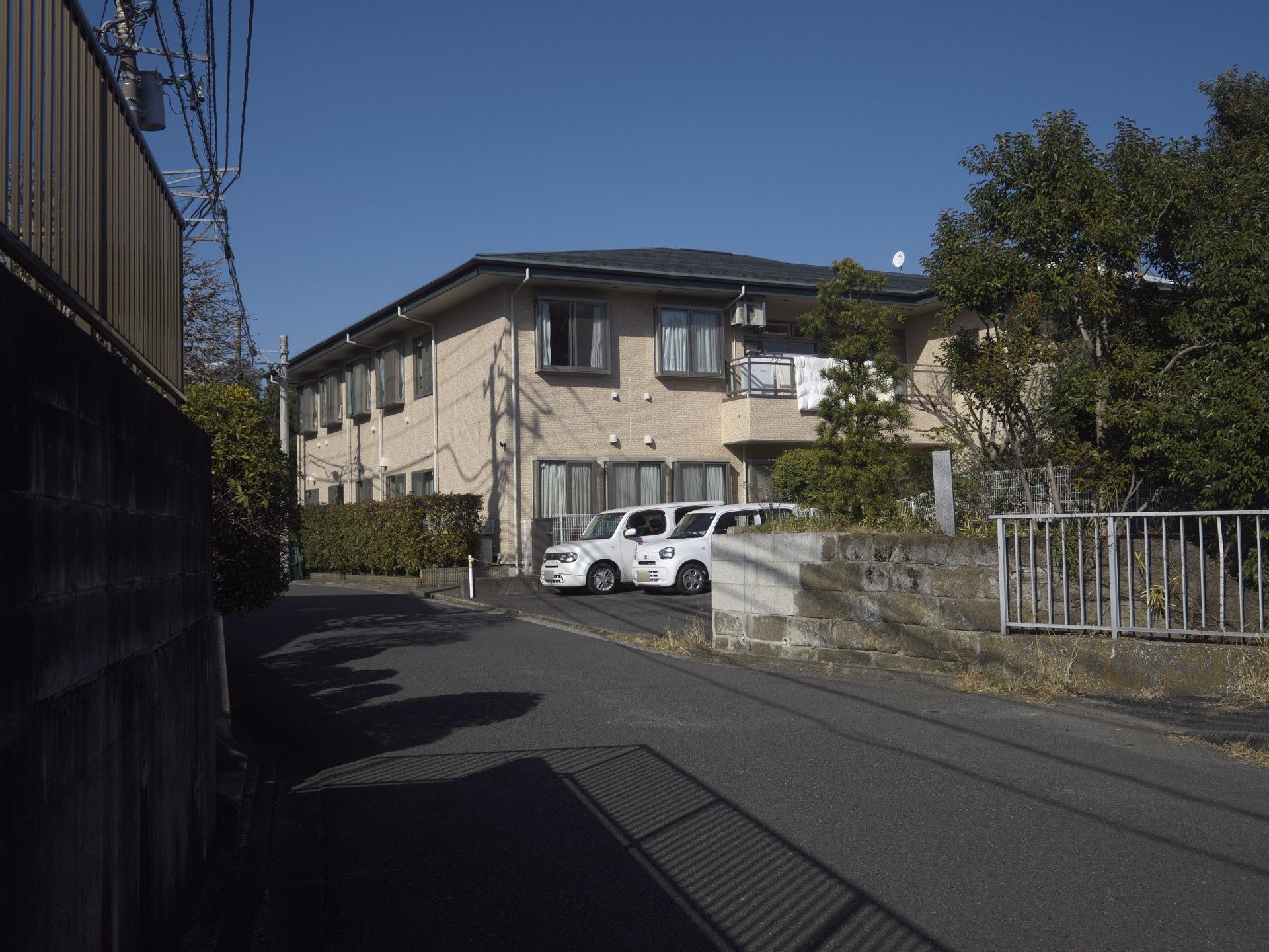 建物外観と駐車場