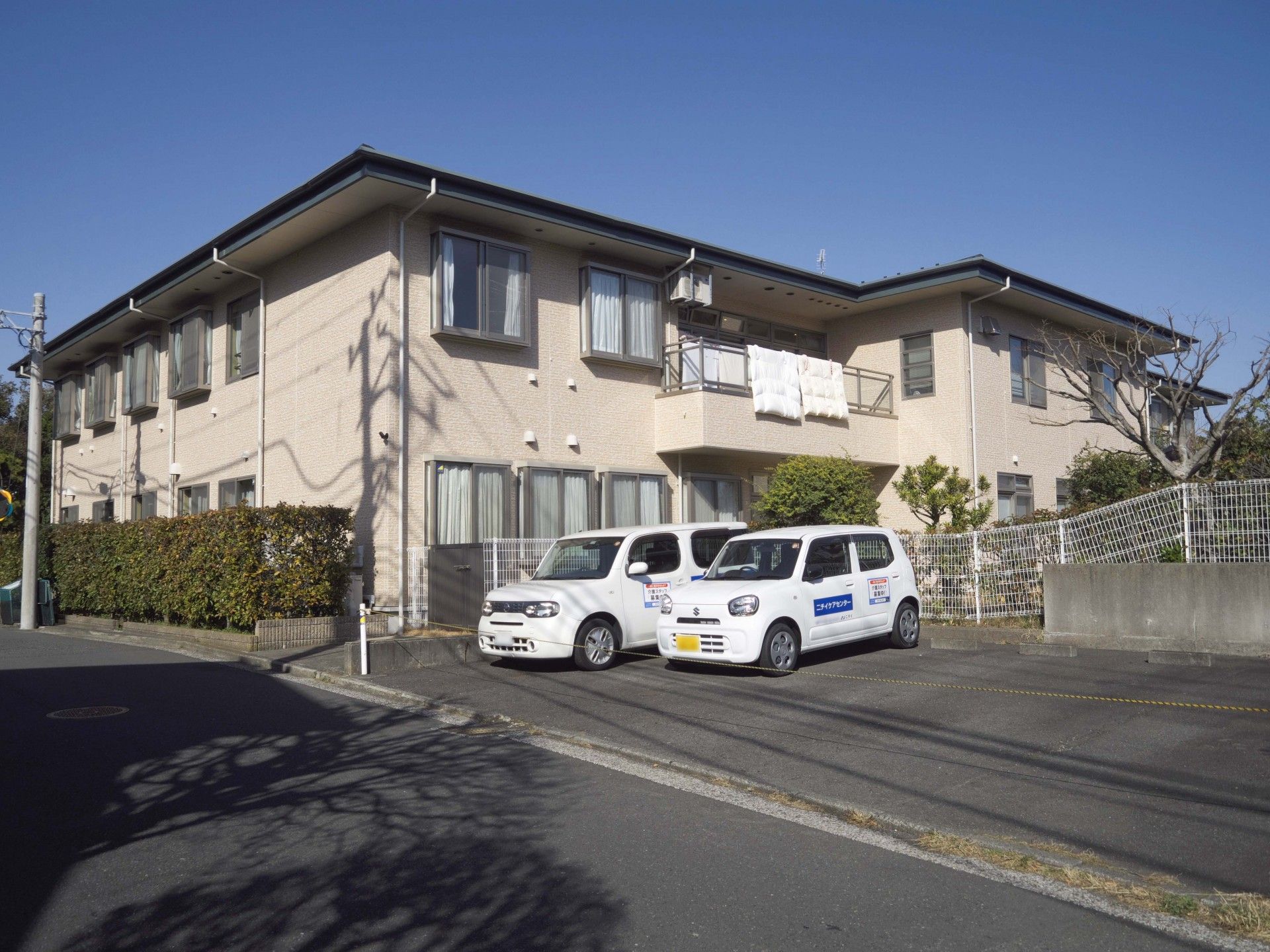 日差しが差し込む建物外観