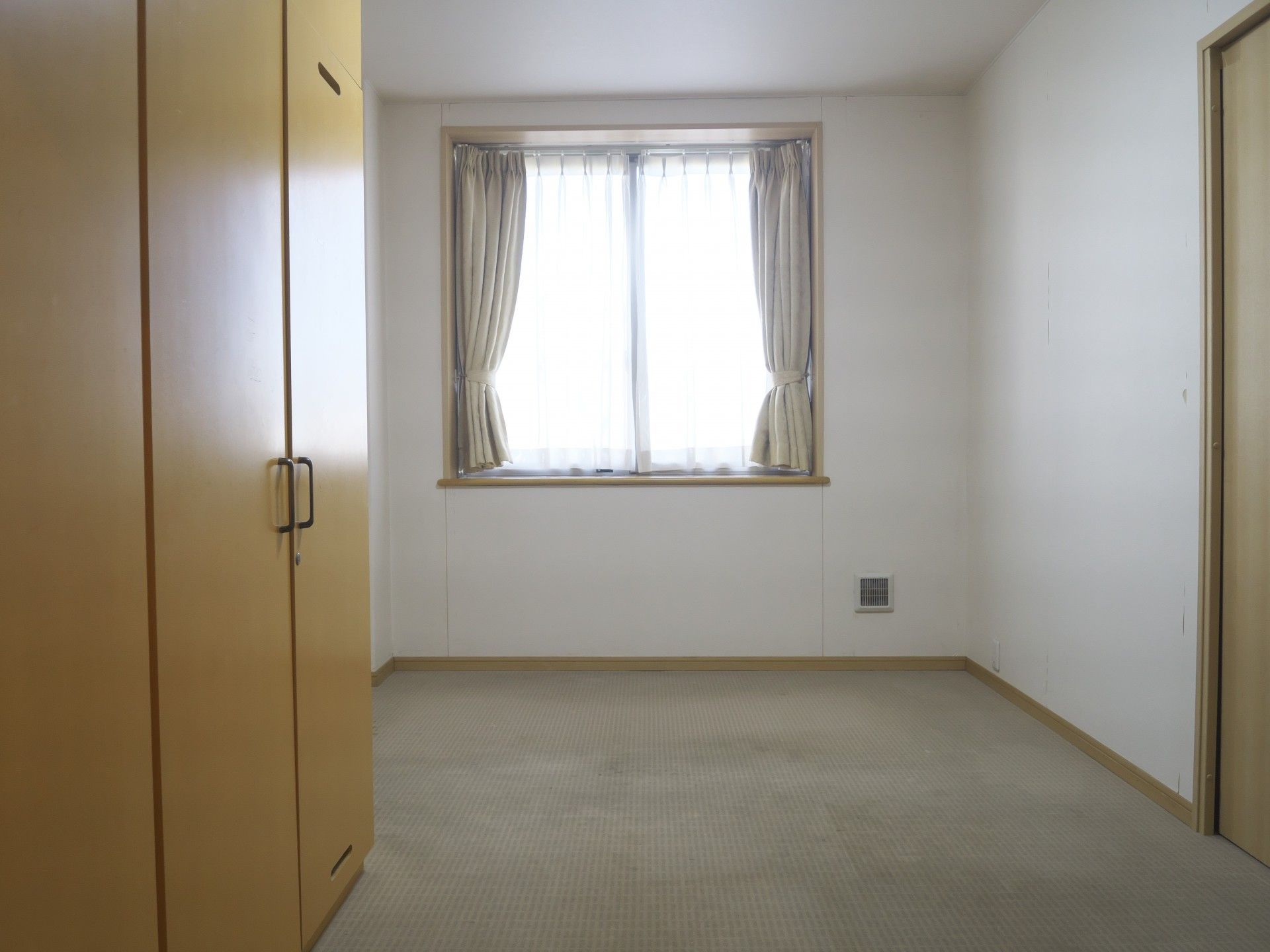明るい窓辺の部屋