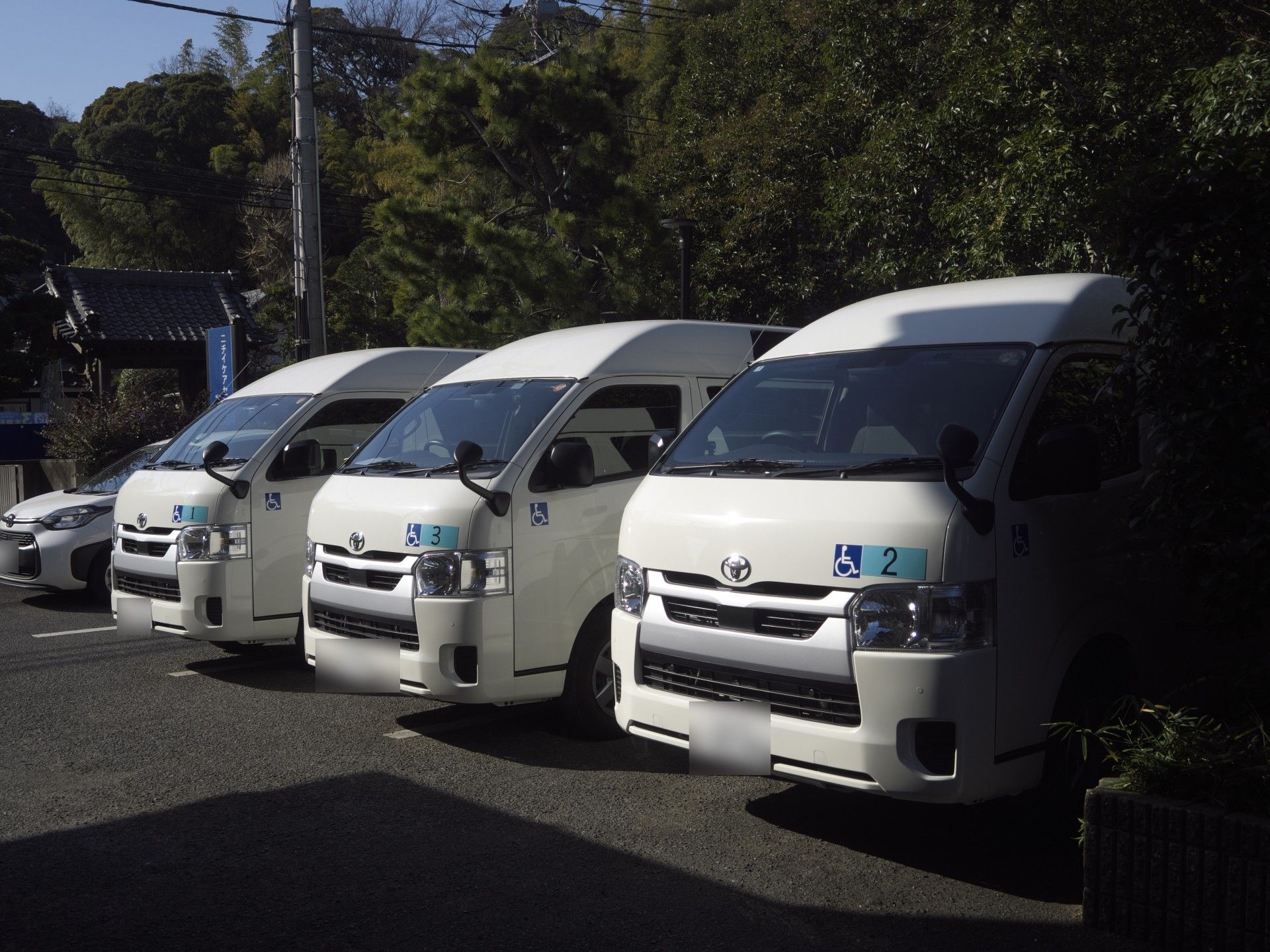 送迎用の車両が並ぶ駐車場