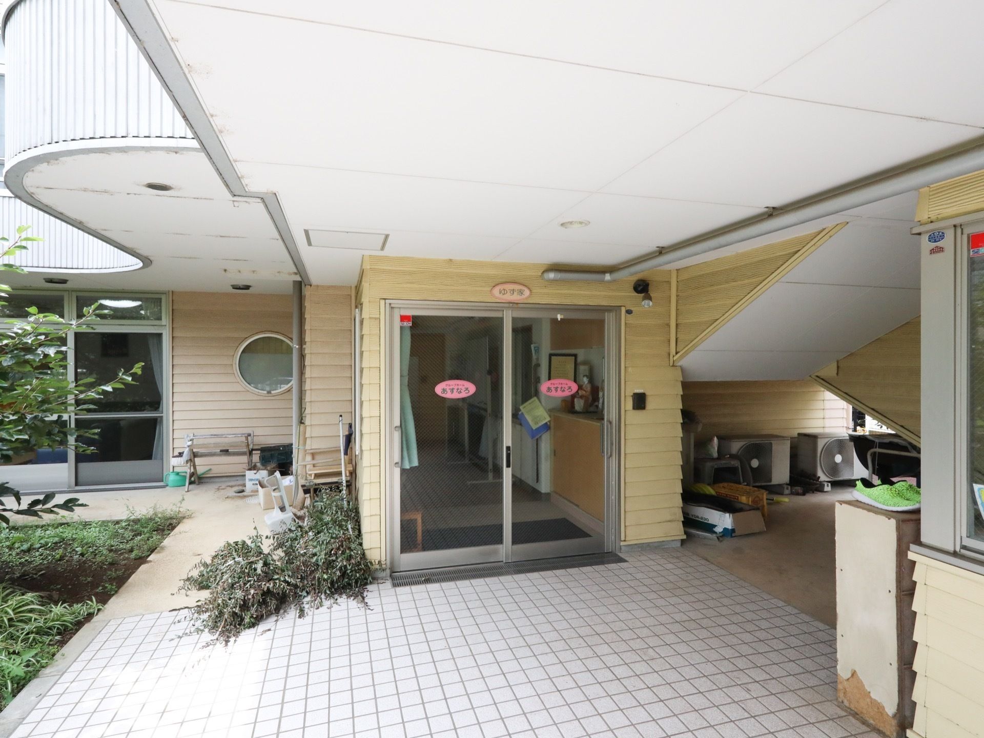 大きな屋根の付いた高齢者施設のエントランス