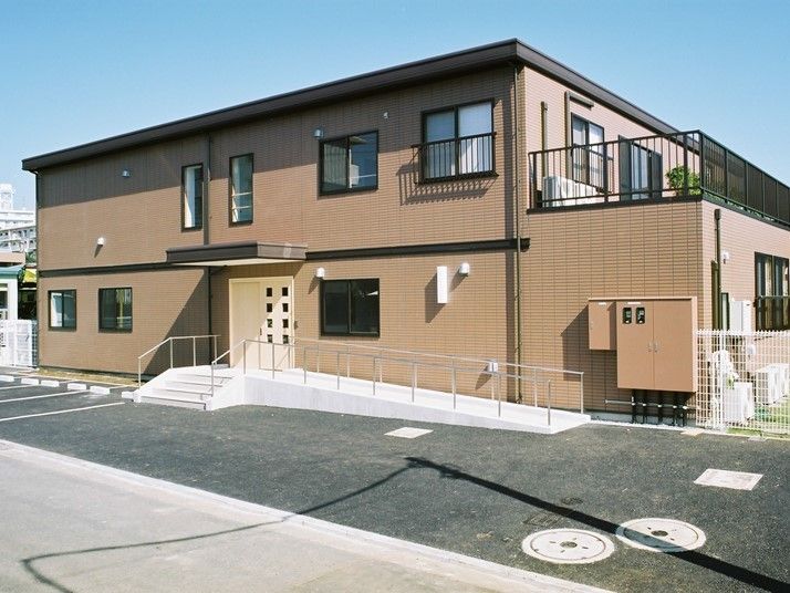 施設入り口にスロープが取り付けられている様子。大きめの一軒家のような建物