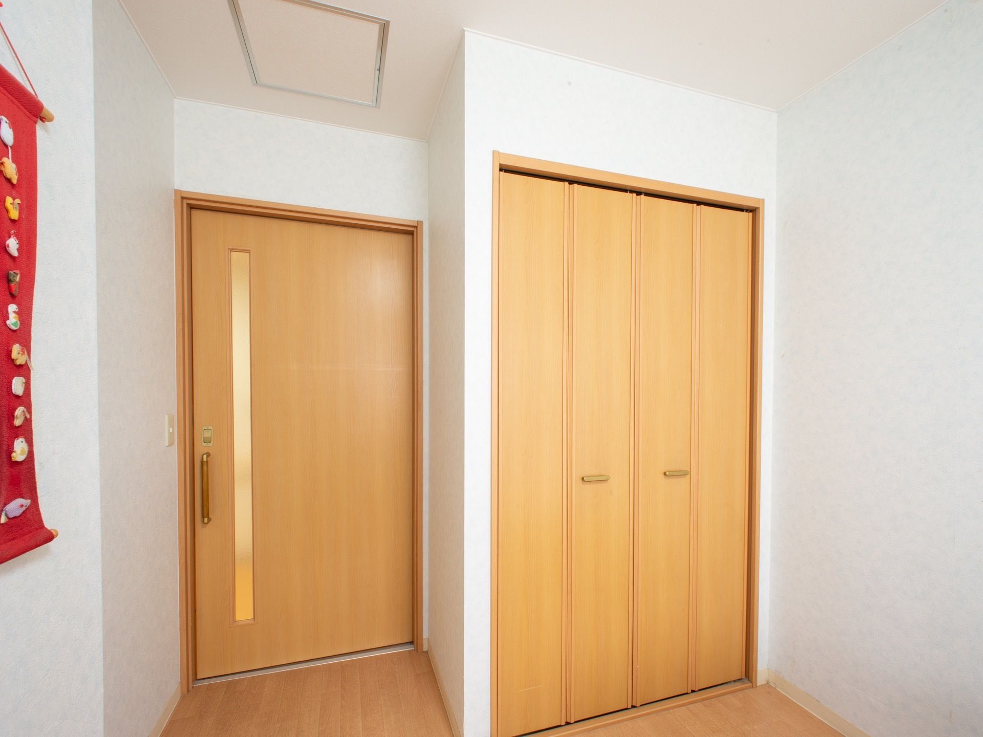 居室の入口のドアは引き戸タイプである。床はバリアフリーで、フローリング敷きとなっている。中にはクローゼットがある。