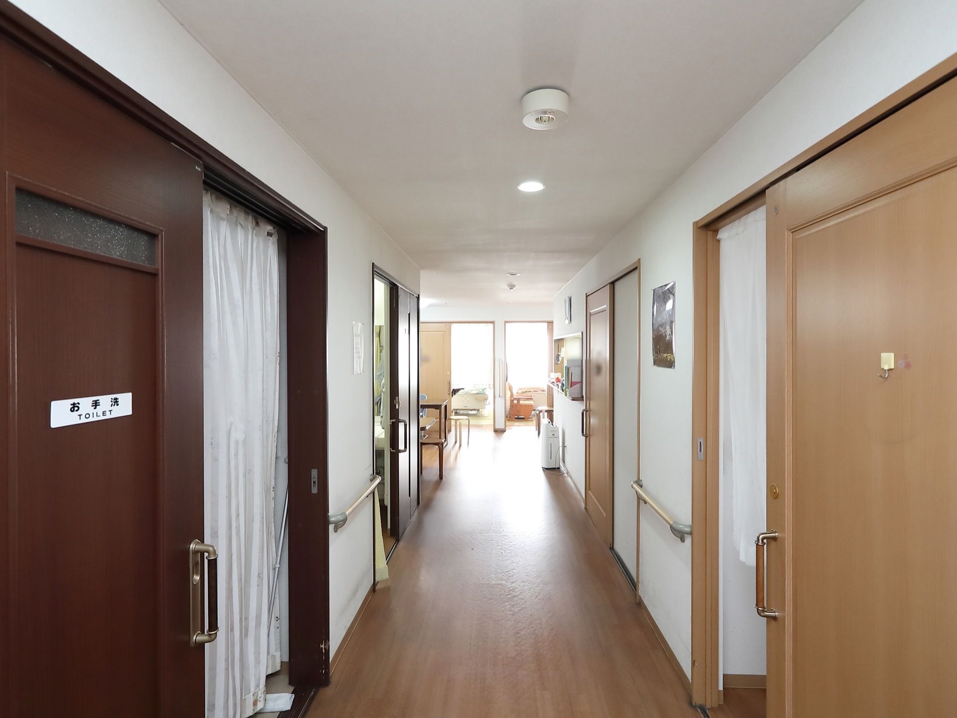 各部屋の扉はスライド式となっており、壁には手すりが設置されている。手前にはトイレが設置されれている。