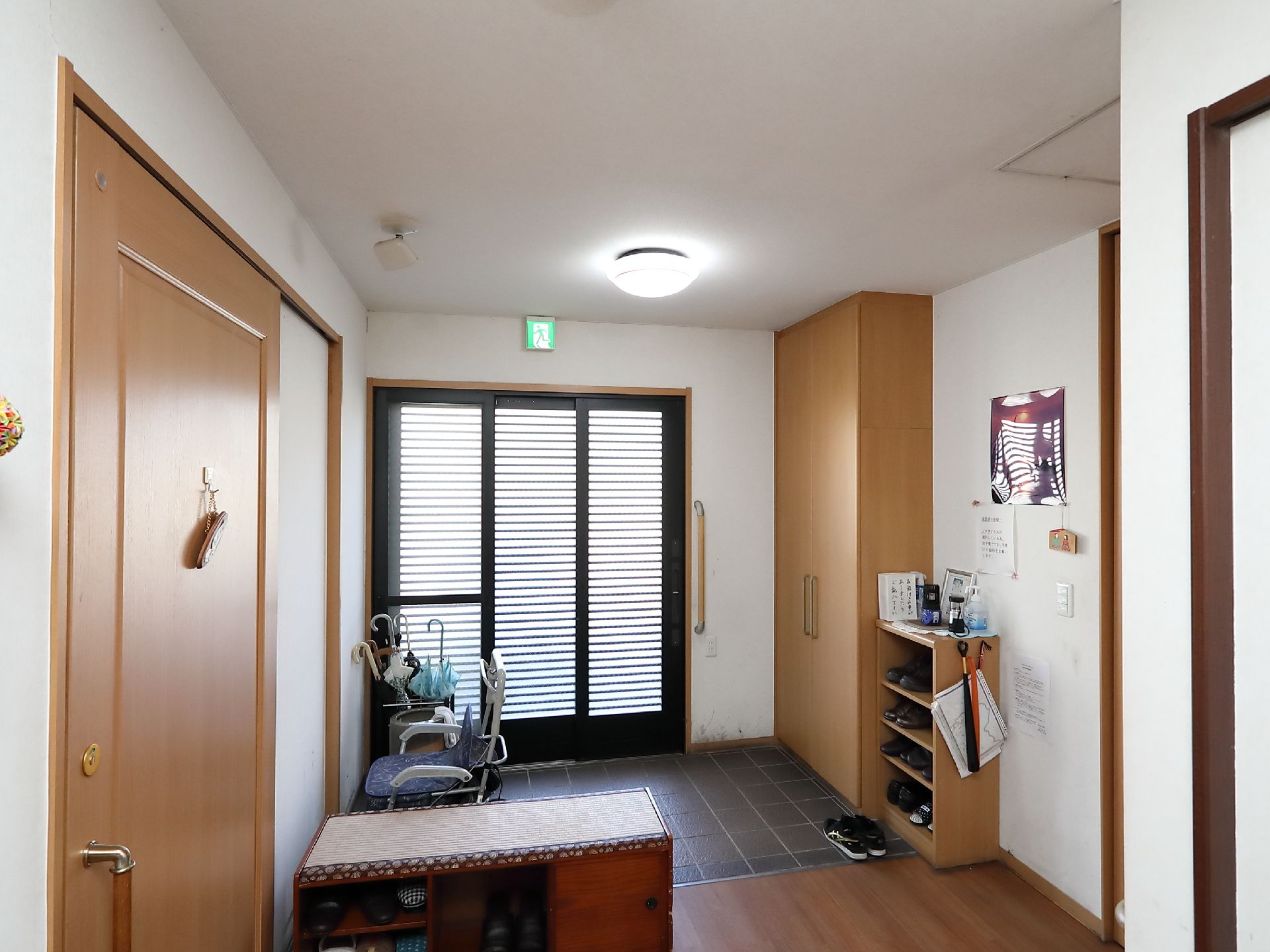 二つのシューズクローゼットと傘立てが置かれている玄関