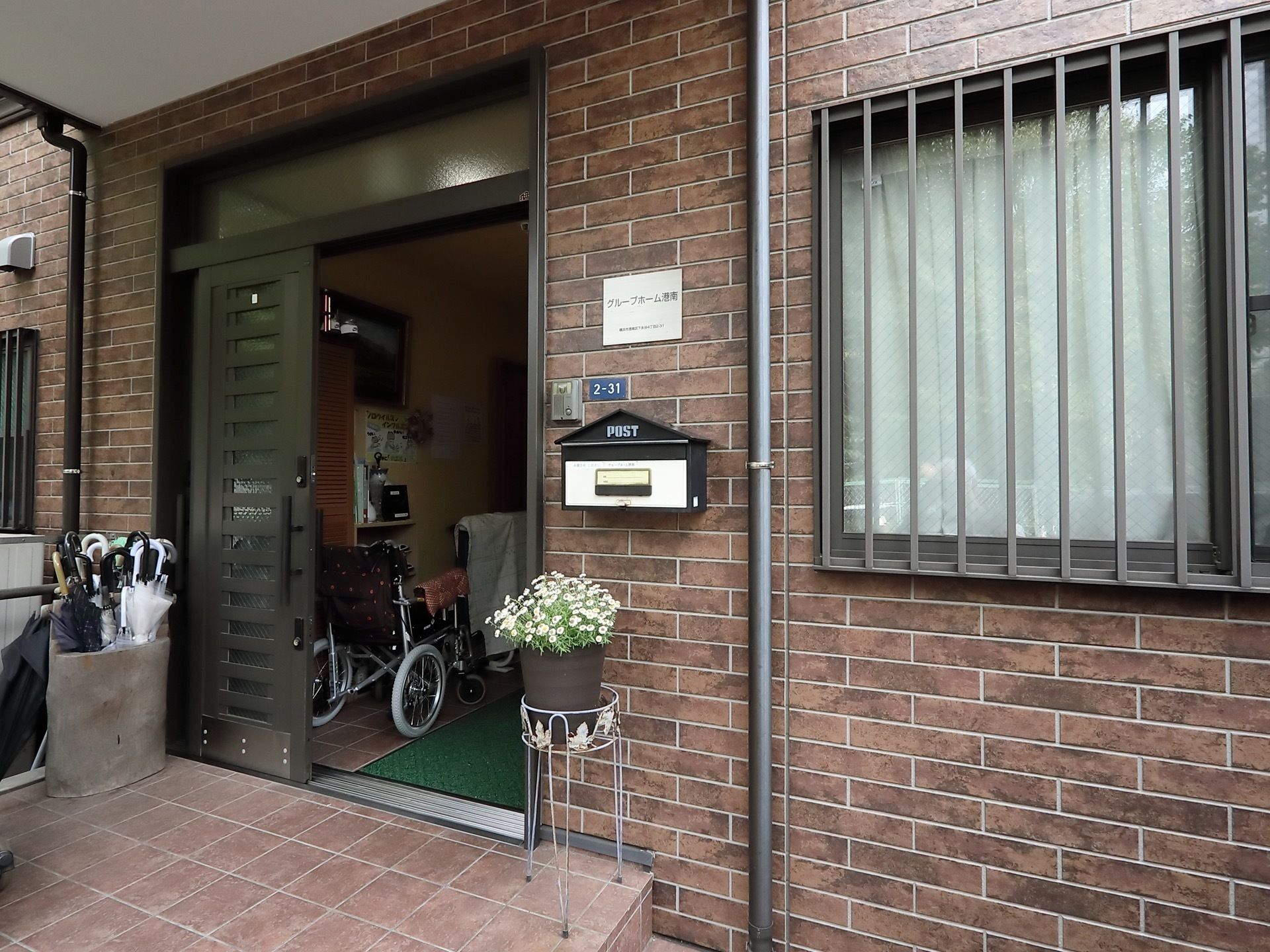 玄関の扉は大きく開閉する引き戸を設けている。玄関先には雨除けの屋根を設置し、落ち着いて出入りできる環境を整えている。