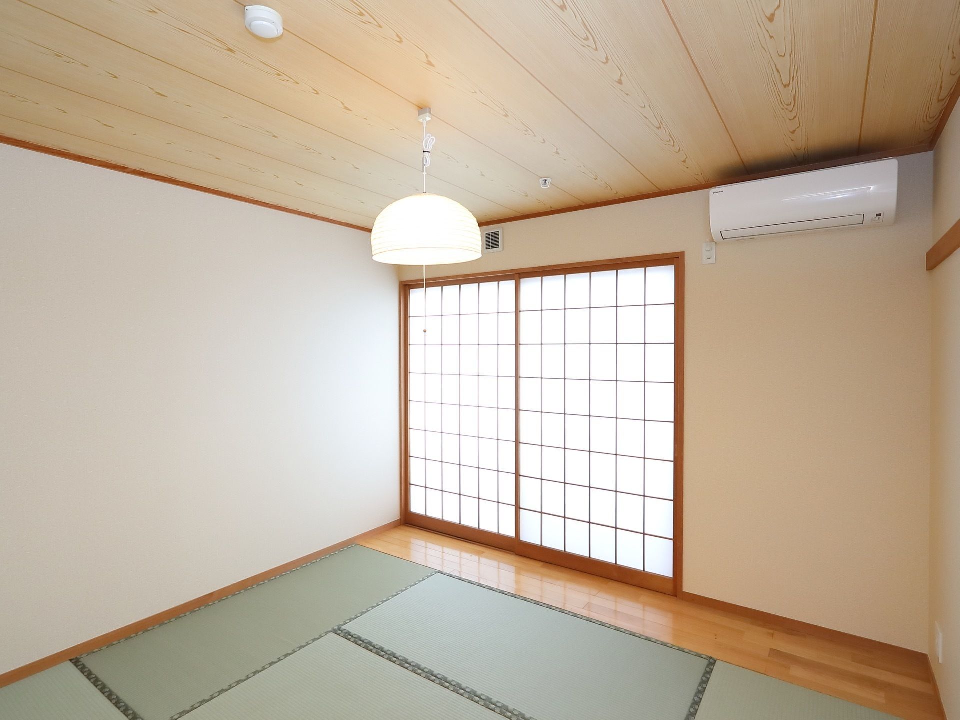 障子と畳のある和風な居室である。落ち着いた環境の中、プライベートな時間をゆったりと過ごすことができる。