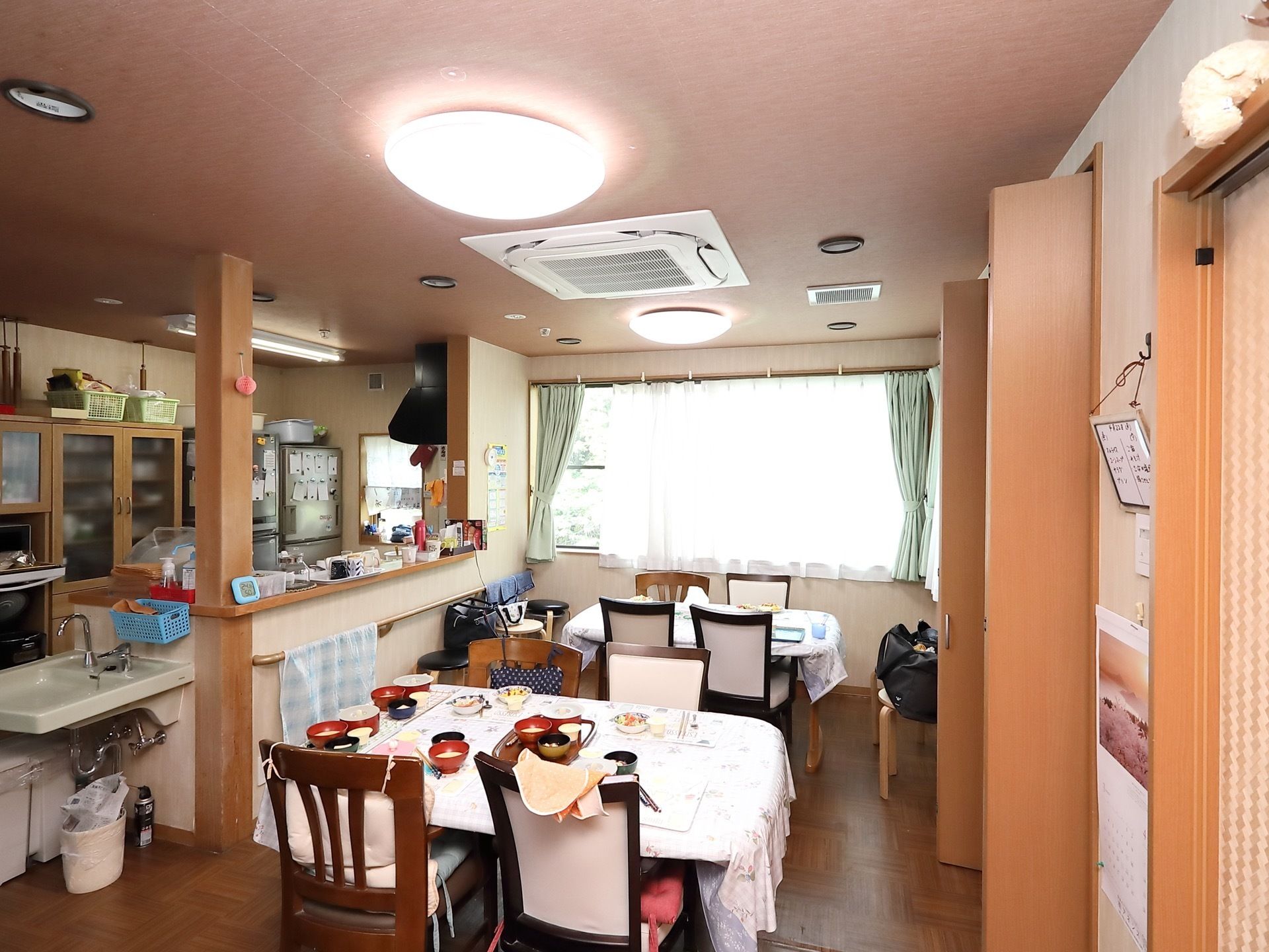 入居者様がそろって食事をとる空間である。食事前後の手洗いをスムーズに行えるよう、洗面台を設置している。