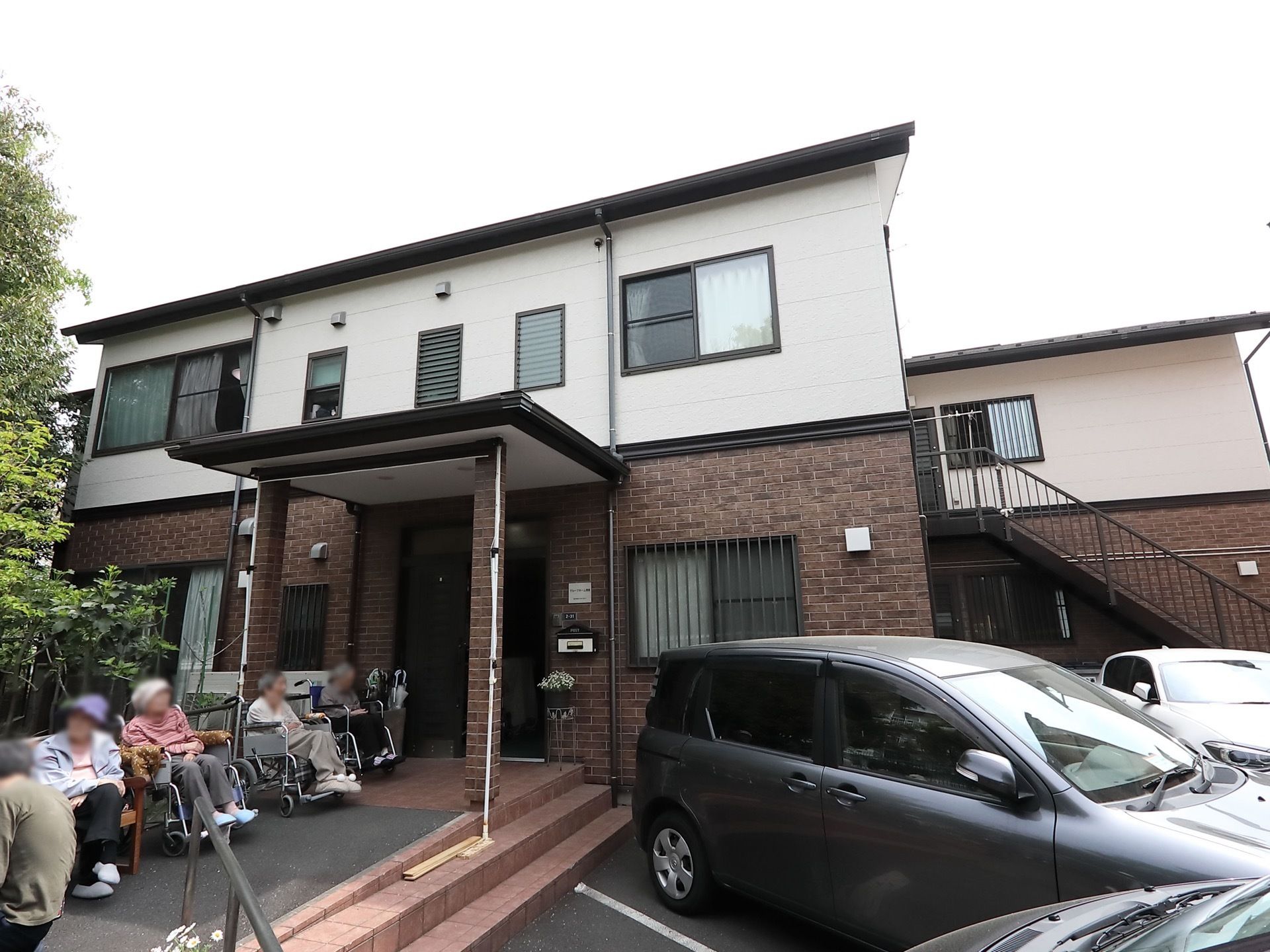 入口には、階段と緩やかなスロープを設置している。外で日向ぼっこを行うことで、気分転換や健康維持につなげている。
