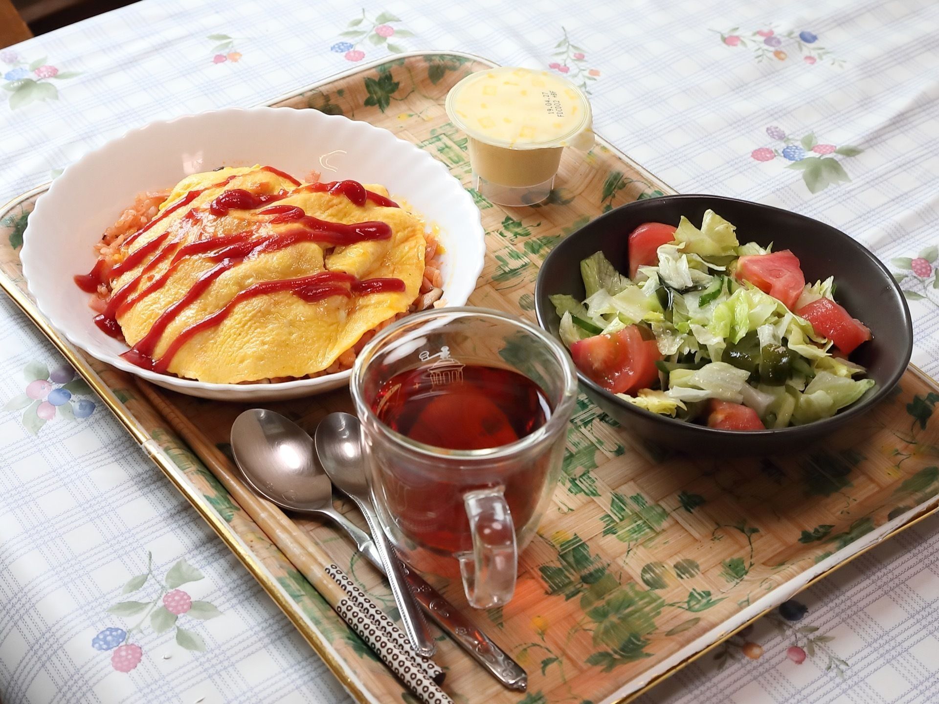 栄養バランスや彩りを考えた食事を用意している。野菜や卵料理など、さまざまな食感を楽しめるように工夫をしている。