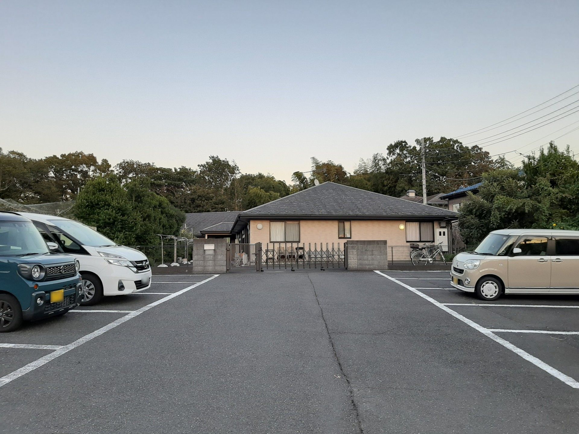緑に囲まれた平屋づくりの外観
