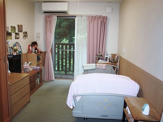 エアコンやベッド、タンス、テレビなどさまざまな調度品がそろっているワンルームの居室