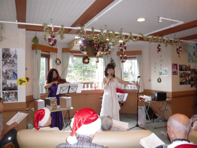 クリスマスイベントに招かれた歌のボランティアさん