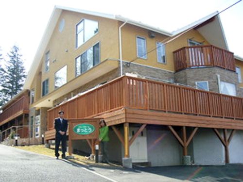 色鮮やかな壁が印象的な建物。三角屋根の大きめの一軒家風の施設