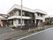 白色で統一された、２階建ての施設である。非常口階段も備えられている。そばに駐車場が完備されている。