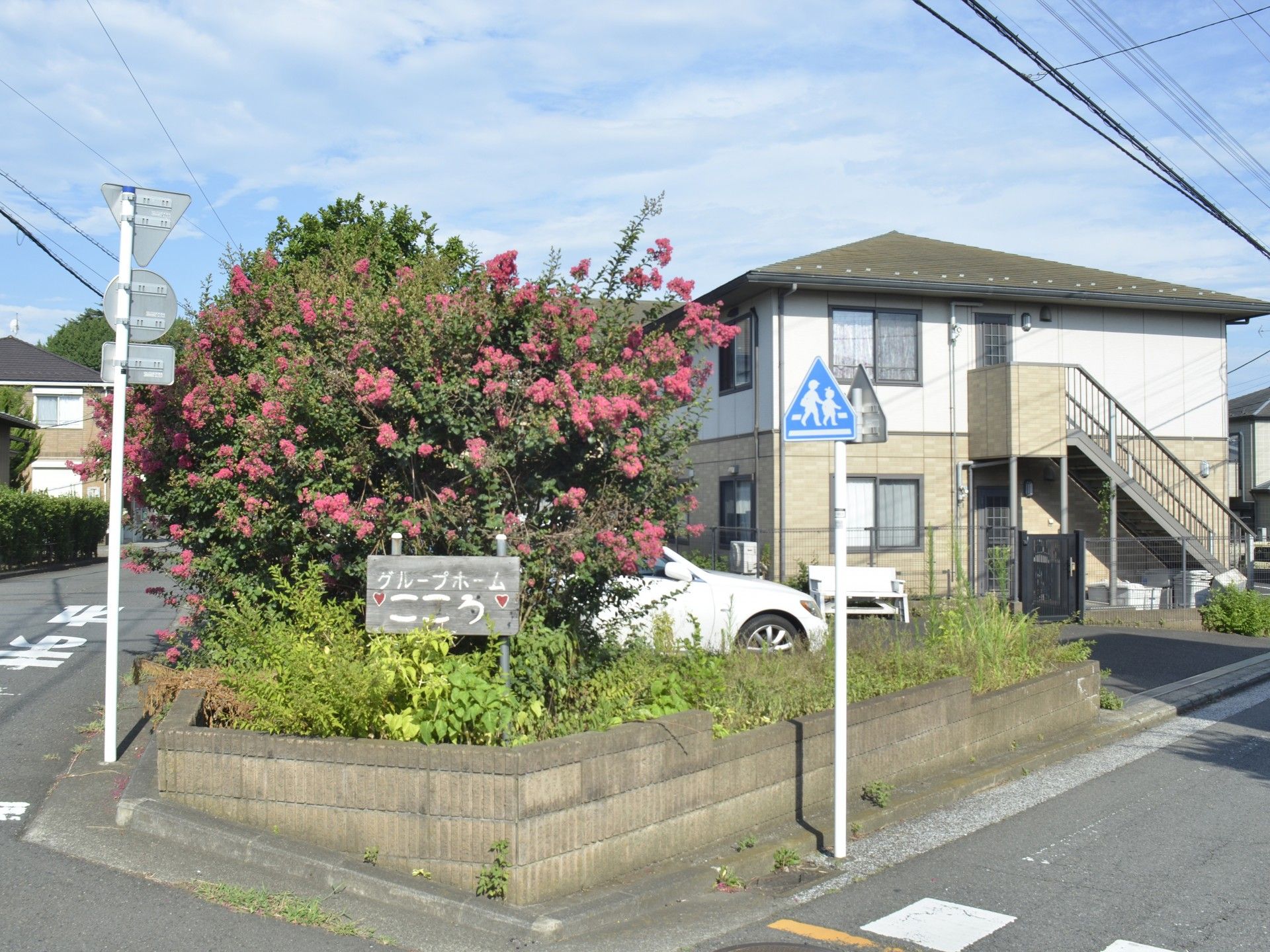 花に囲まれた建物の外観