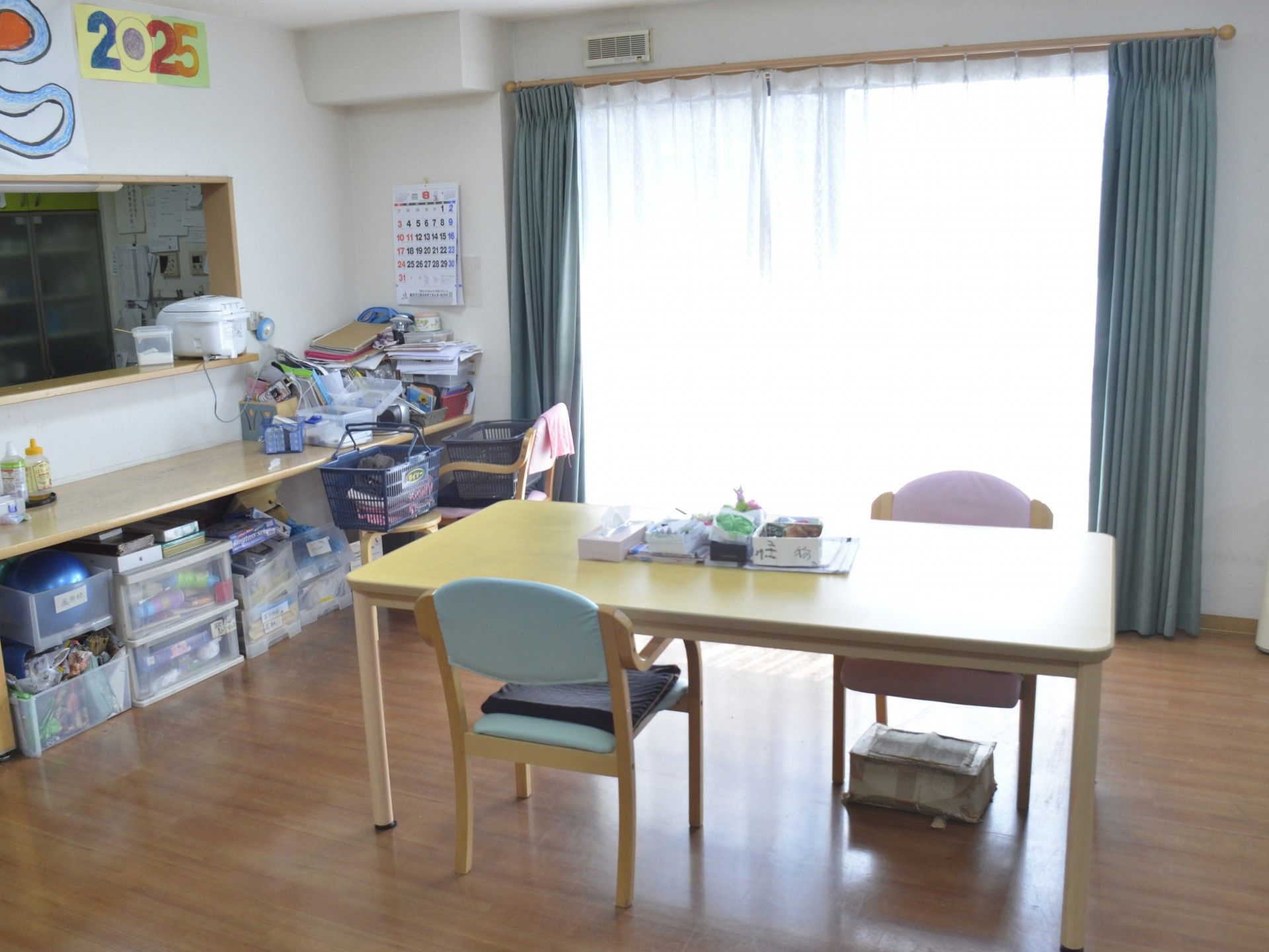 明るい窓辺のテーブル