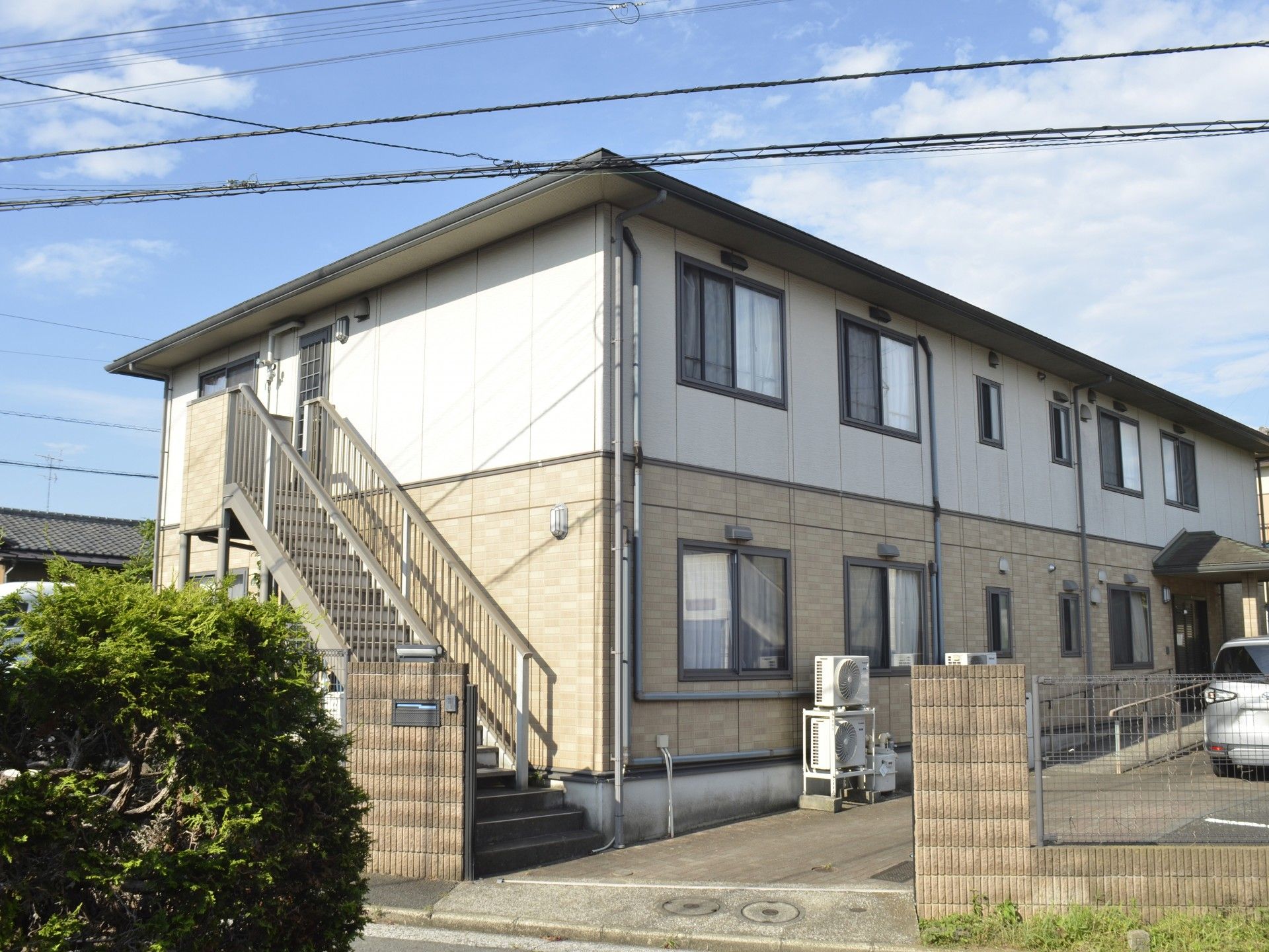 外観と階段の建物