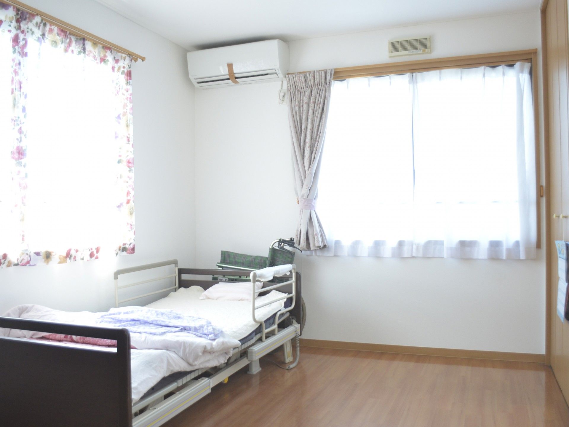 明るい個室のベッド