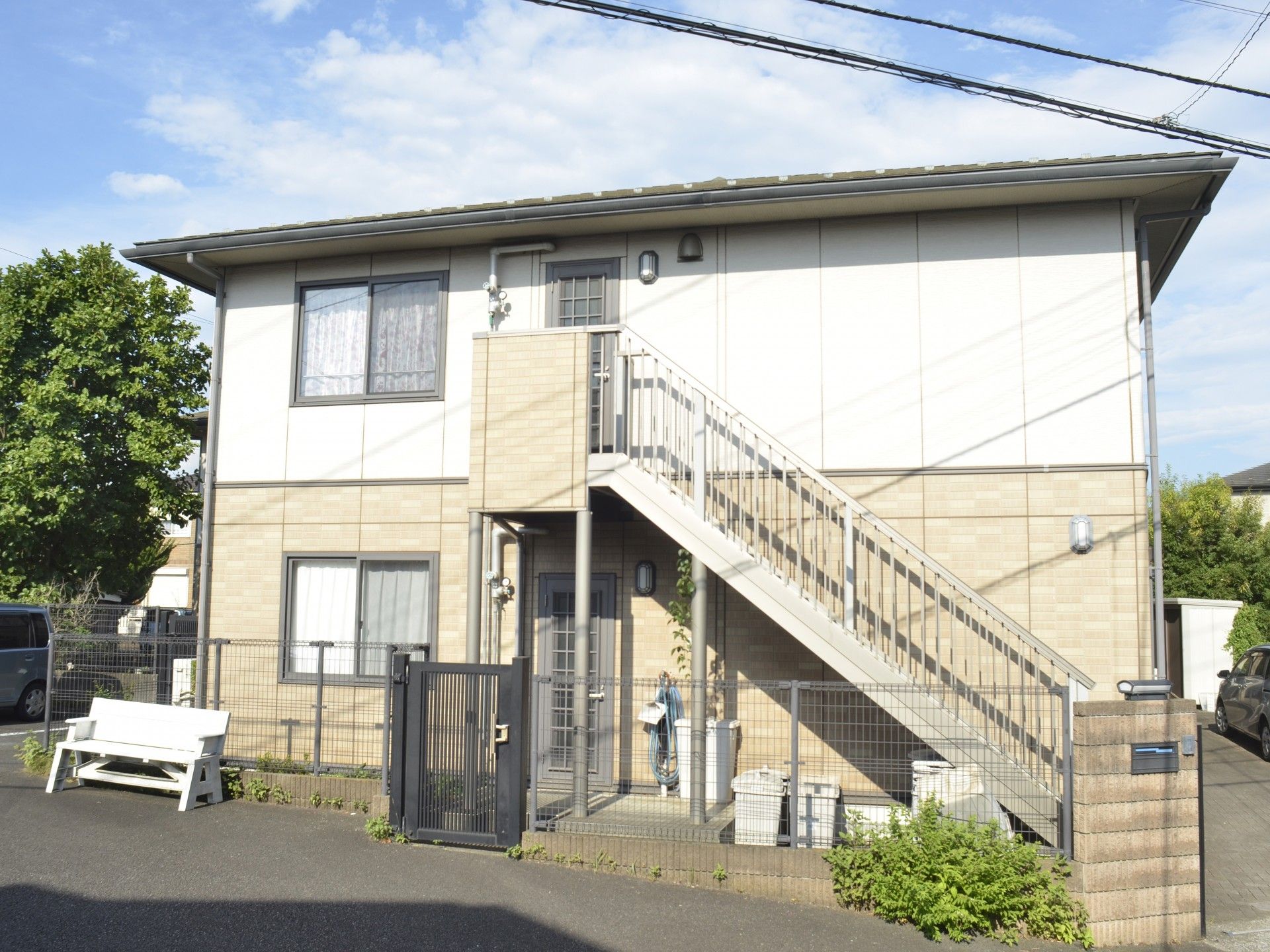 外観と階段の建物