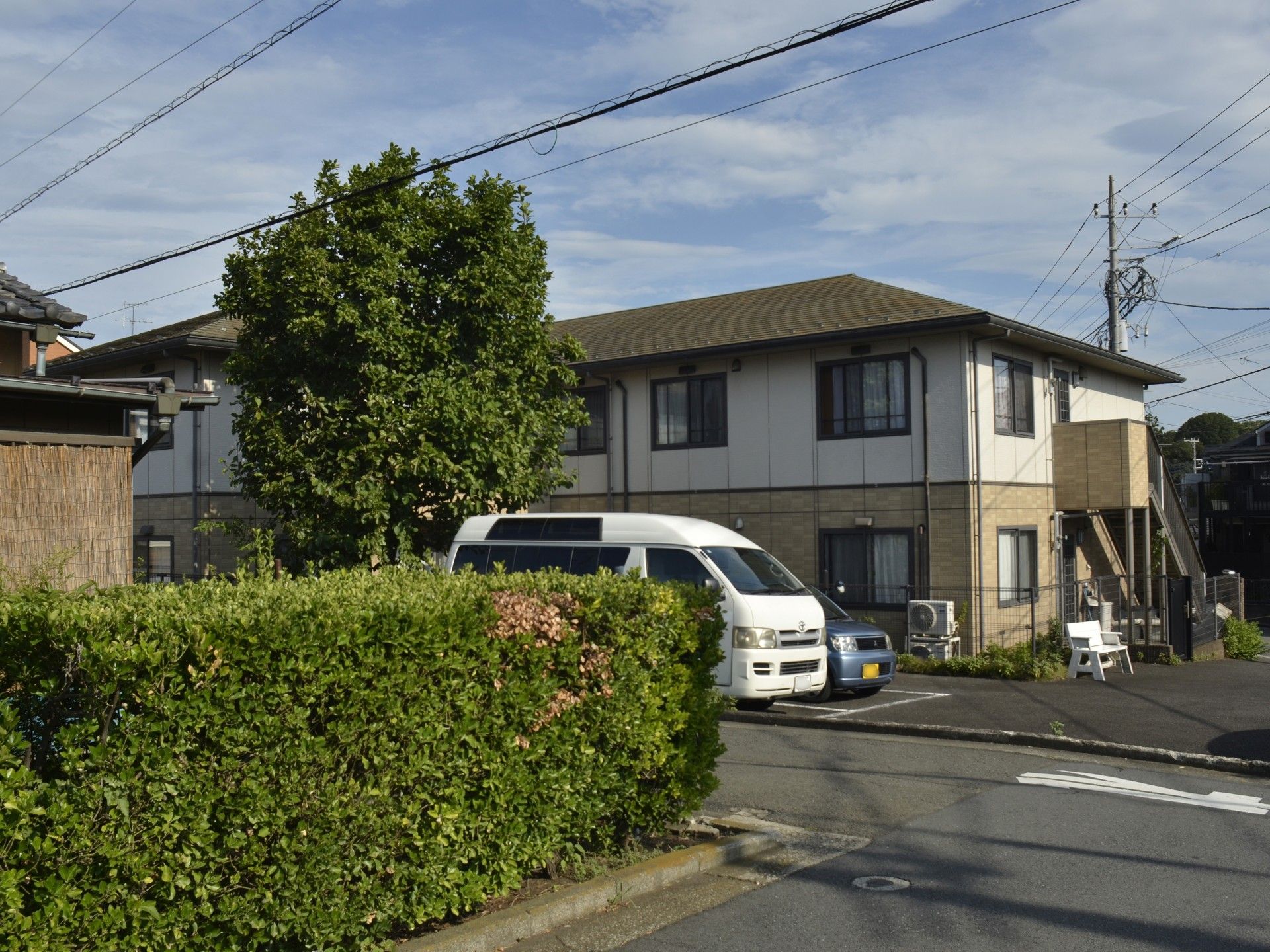 緑に囲まれた建物外観