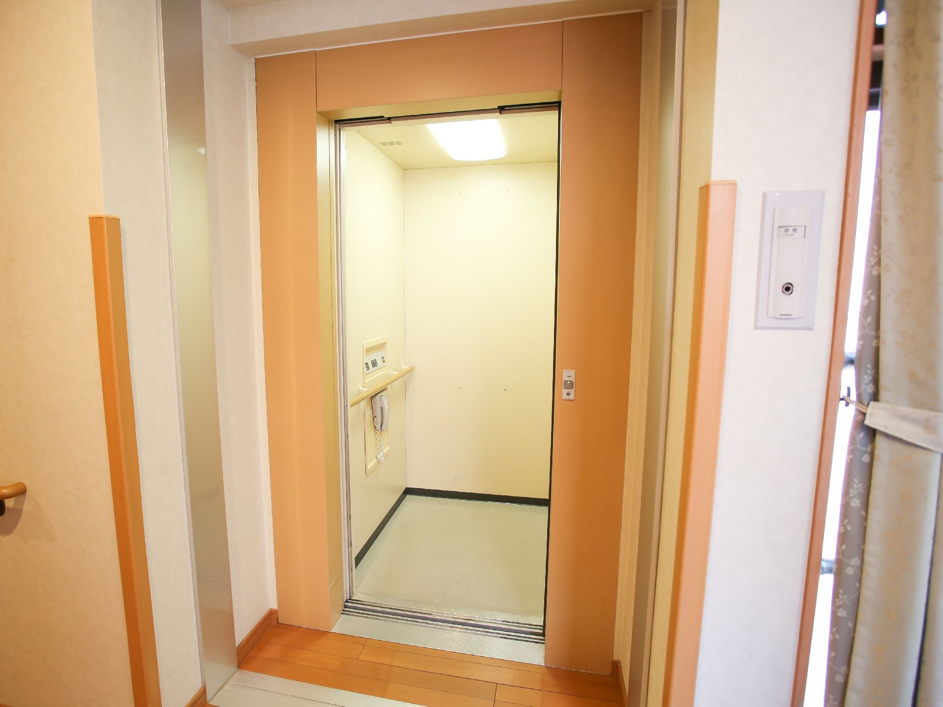 手すりが設置されているエレベーター