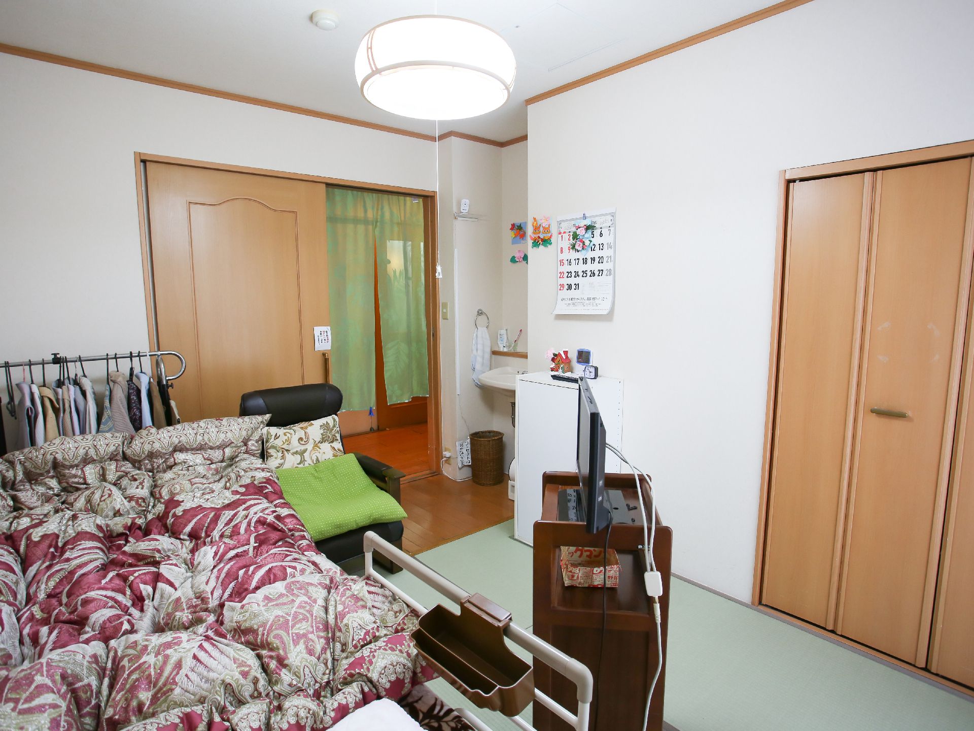 明るい照明のある居室