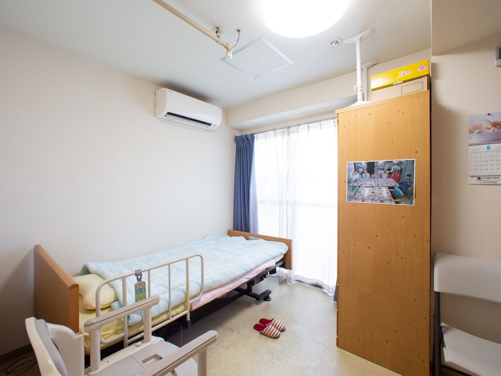 居室の天井にはスプリンクラーが設置され、火災時に備えている。背の高い家具には転倒防止の器具を付け、安全対策をしている。