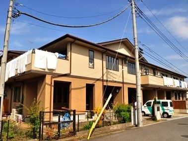 木造２階建ての施設の外観。通常の住宅のようなデザイン