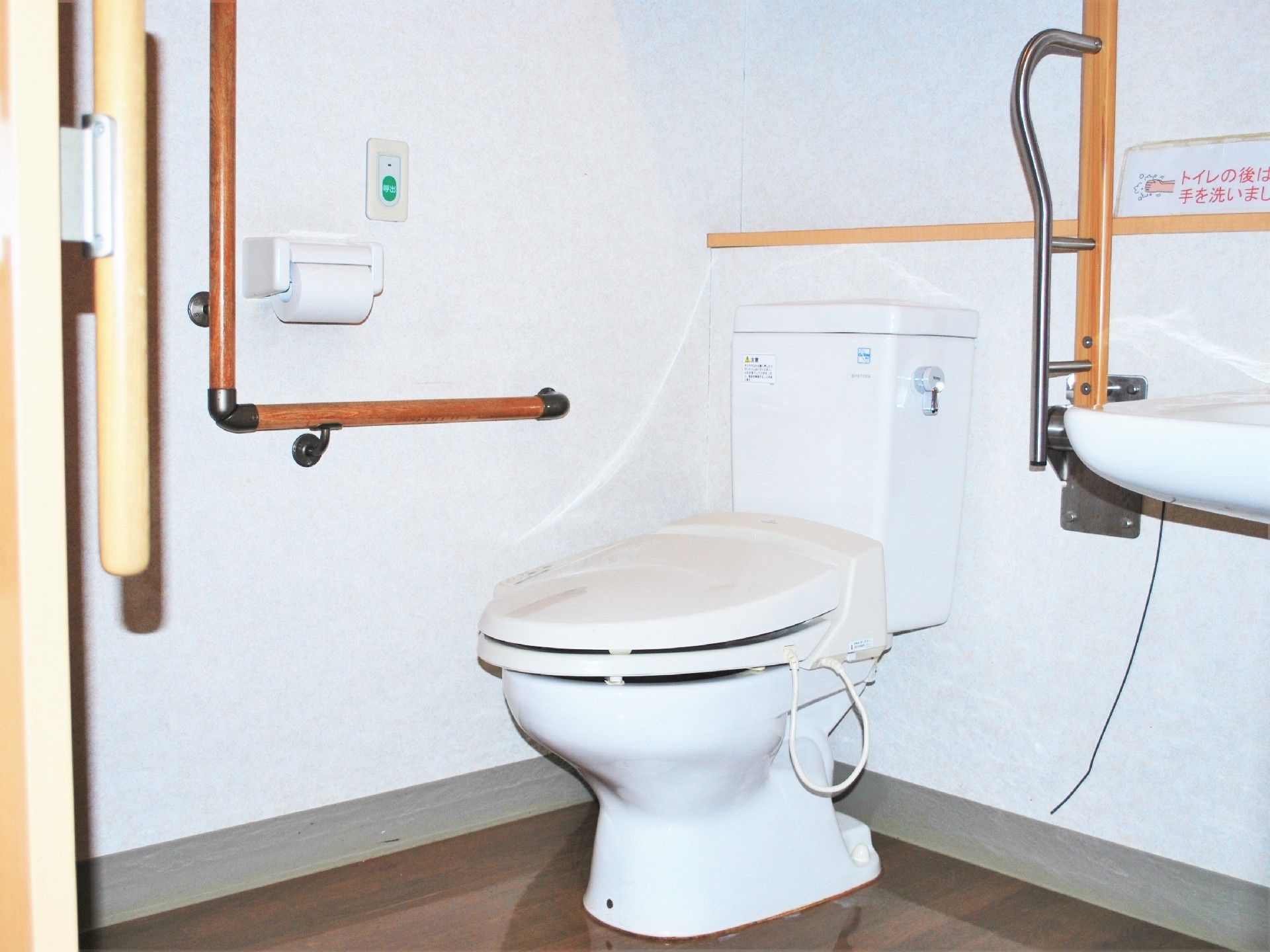 手すりが付いている広めのトイレスペースの様子。車いすのまま入れる広さのスペース