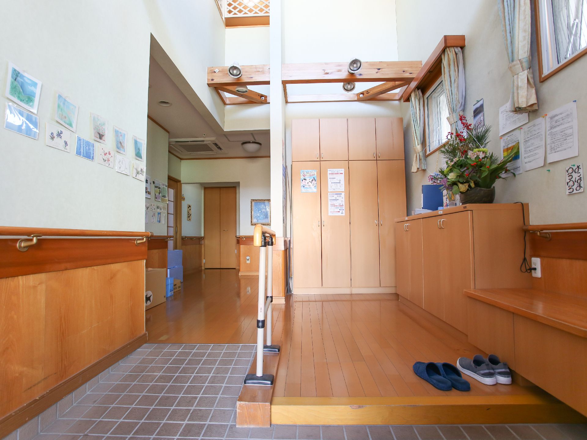 手すりが設置された玄関