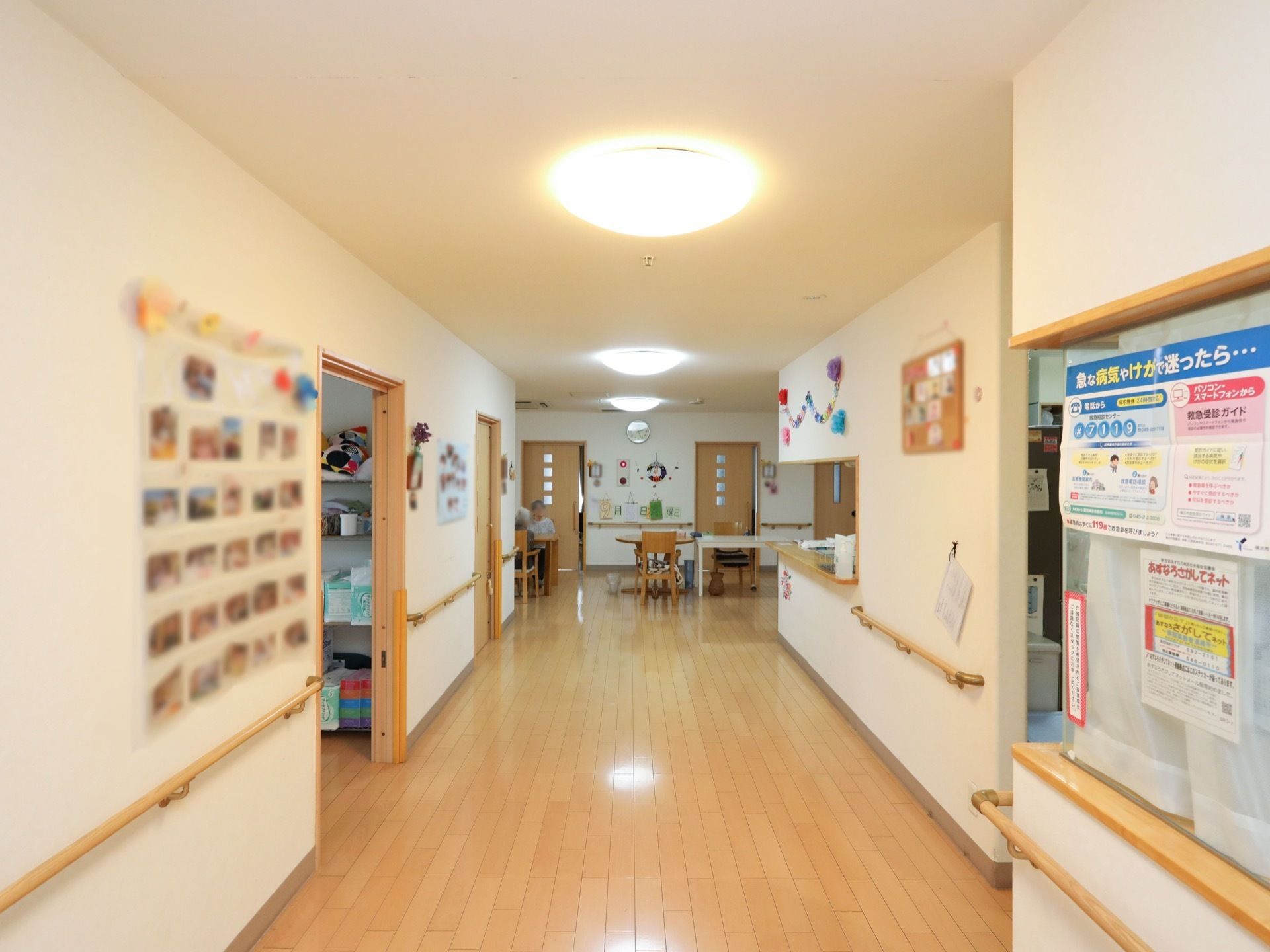 じゅうぶんな広さを確保した通路である。壁の両サイドには、手すりが備えられている。写真や作品も飾られている。