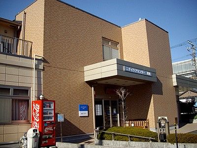 明るい外観の建物入口