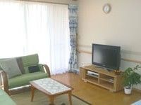 リビングに小さなソファとテレビが置いてある様子。施設内のリラックススペース