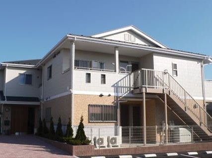 ２階建てのコーポのような建物の外観。住まいらしい外観写真