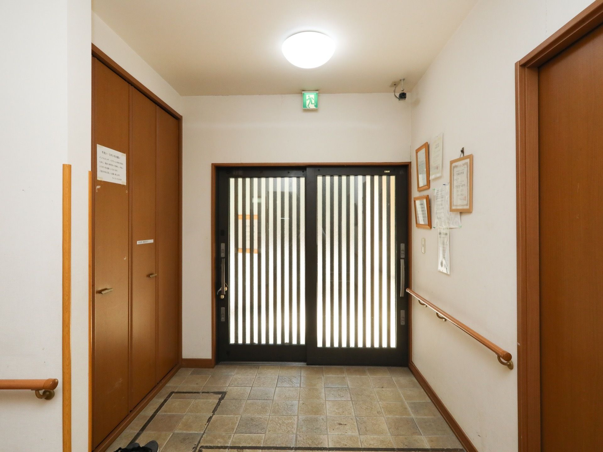 玄関は黒色の縦の縞模様がついたガラス扉である。入ってすぐの所に天井近くまである靴棚が設置されている。