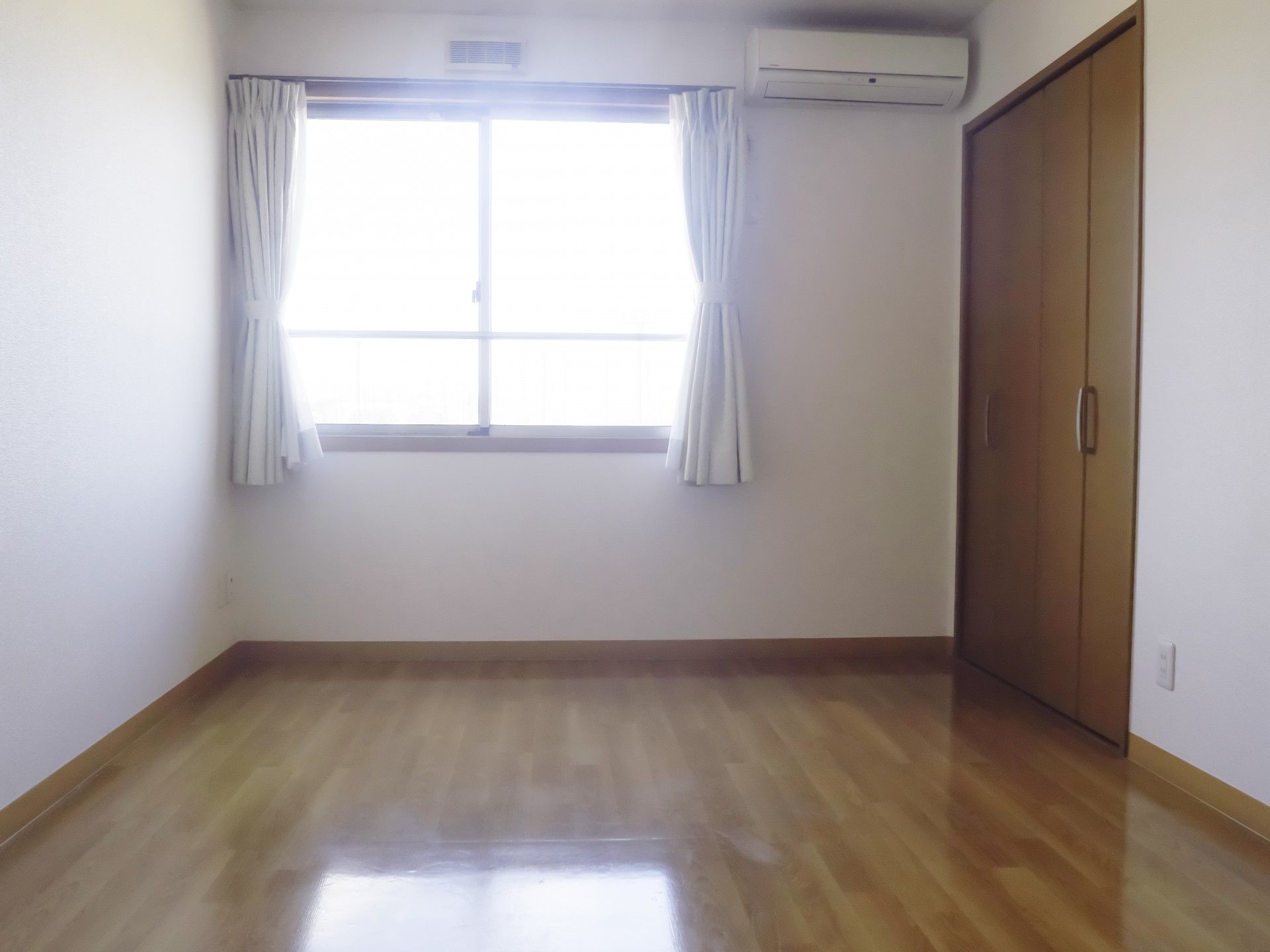 日差しが差し込む部屋