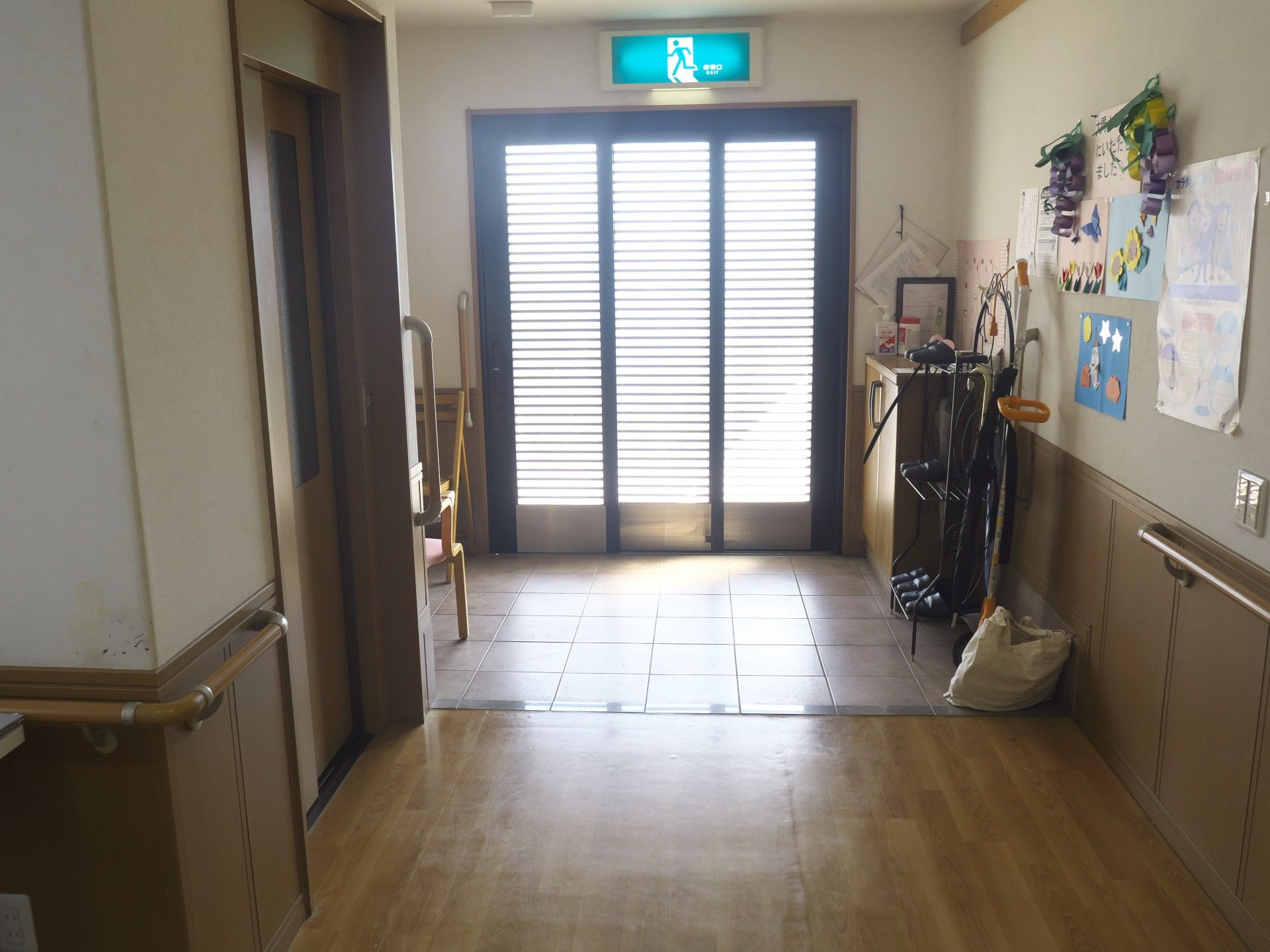明るい廊下の出入口